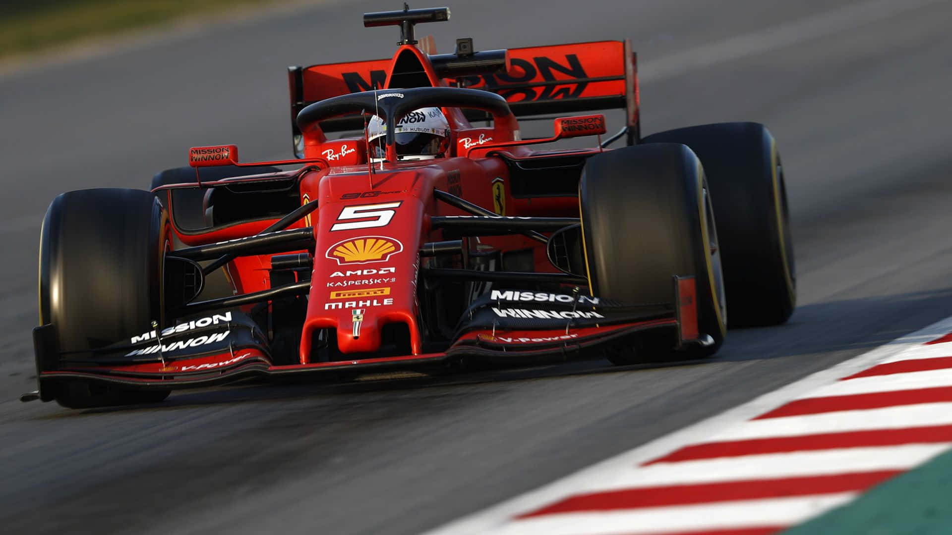 Formula One 桌布 壁紙 — 一輛紅色法拉利一級方程式賽車，車號5，在賽道上奔馳，帶有動態模糊和紅白路緣。