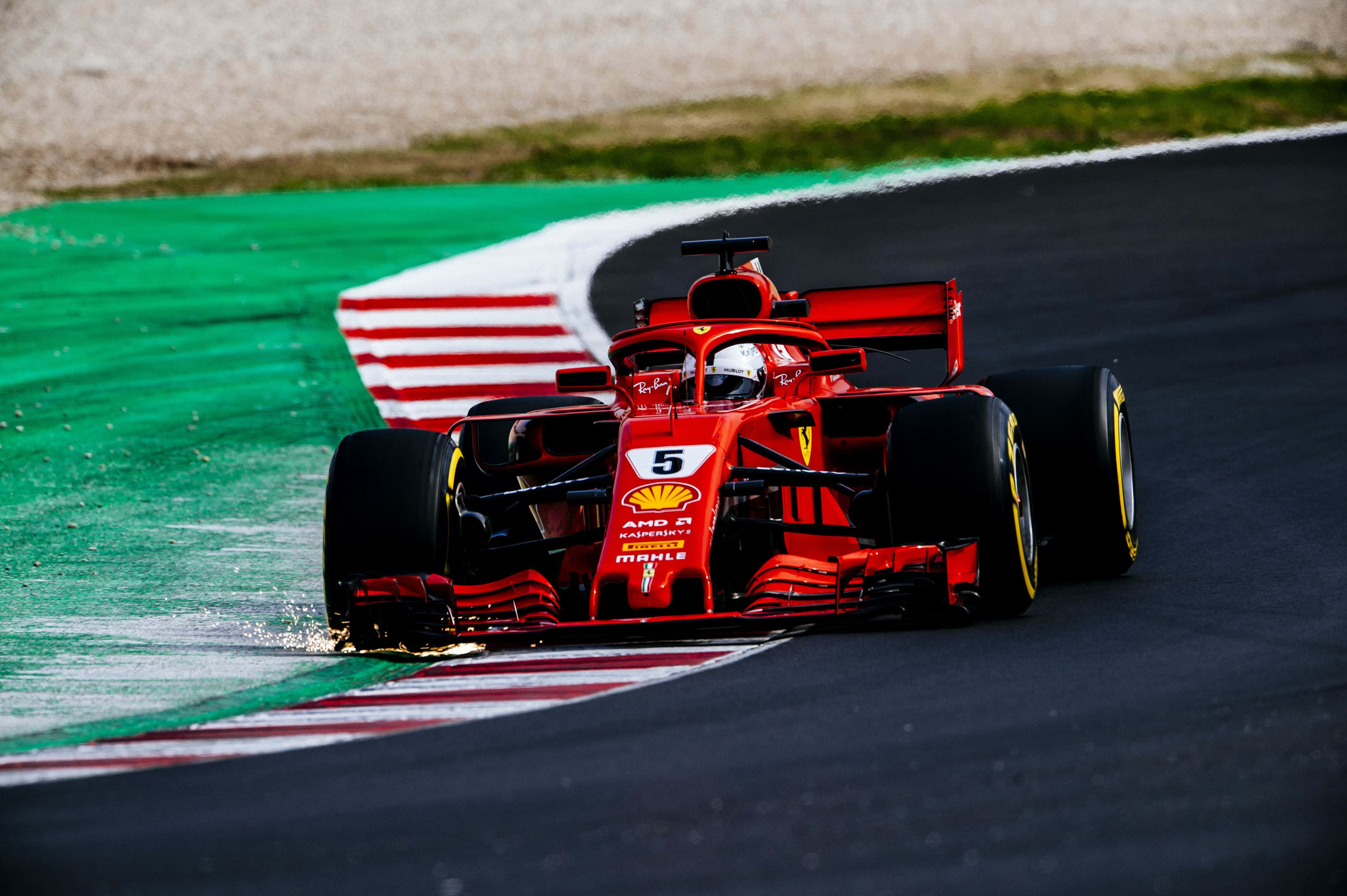 F1 2019 壁紙 桌布 壁紙 — 一輛紅色法拉利一級方程式賽車，車號5，緊貼濕滑賽道彎角行駛，從路緣濺起水花。