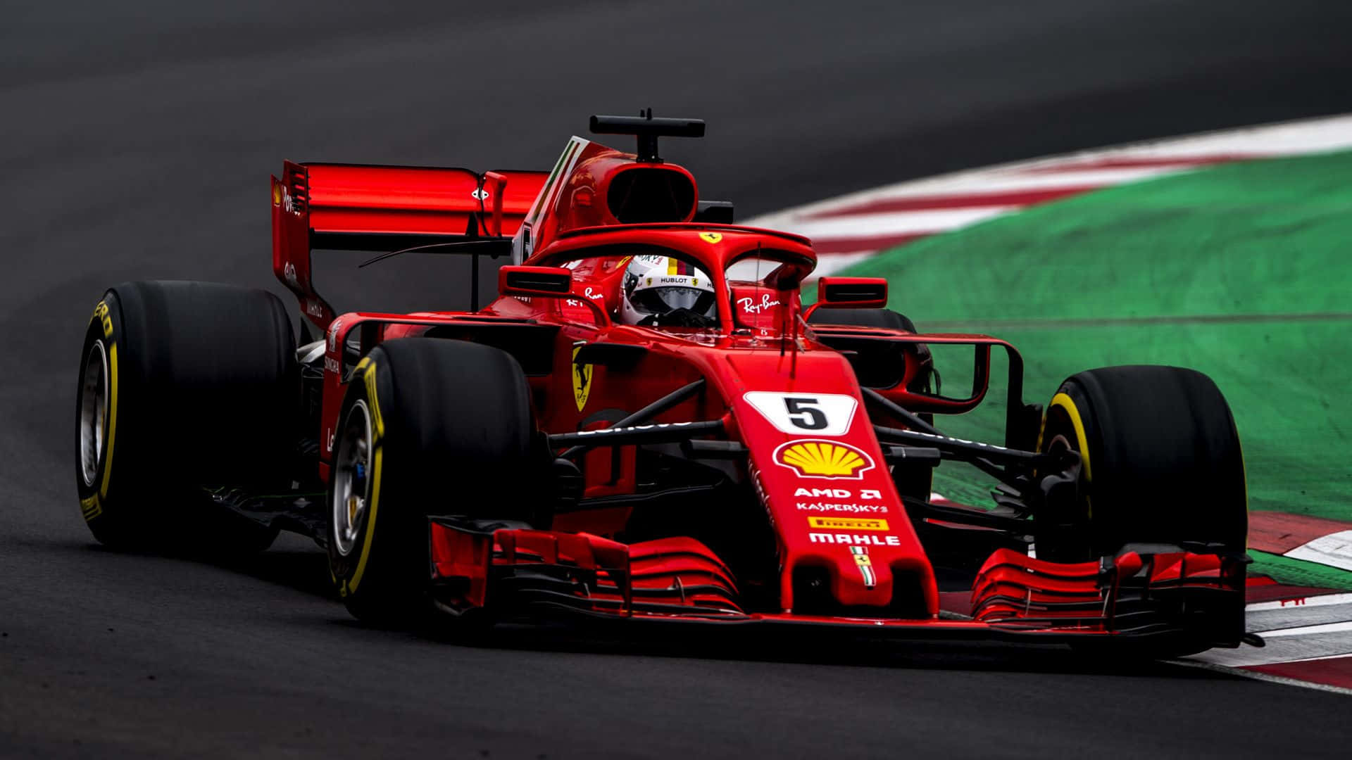 F1 2018 桌布 壁紙 — 一輛紅色法拉利一級方程式賽車，車號5，在賽道上與綠色和白色的路緣石旁競賽。