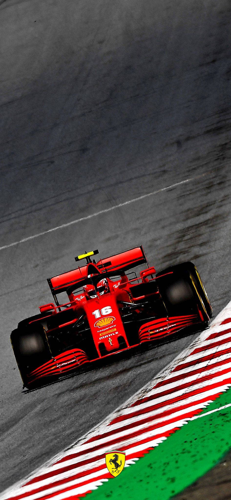 Formula One 桌布 壁紙 — 一輛紅色法拉利一級方程式賽車，車號16，在紅白綠三色路緣的賽道上奔馳。