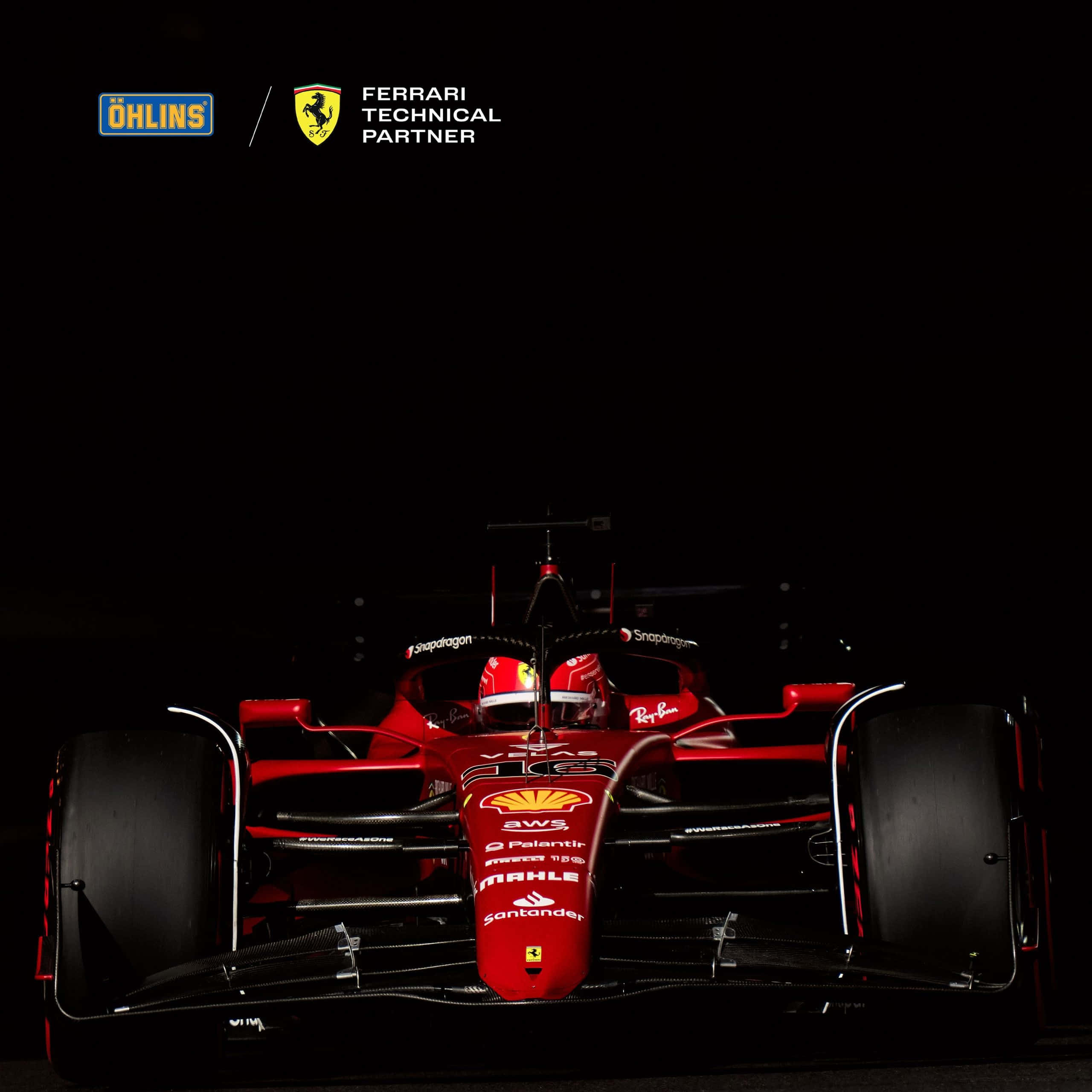 F1 桌布 壁紙 — 一輛紅色法拉利一級方程式賽車，車手頭盔從下方照亮，背景為黑色。