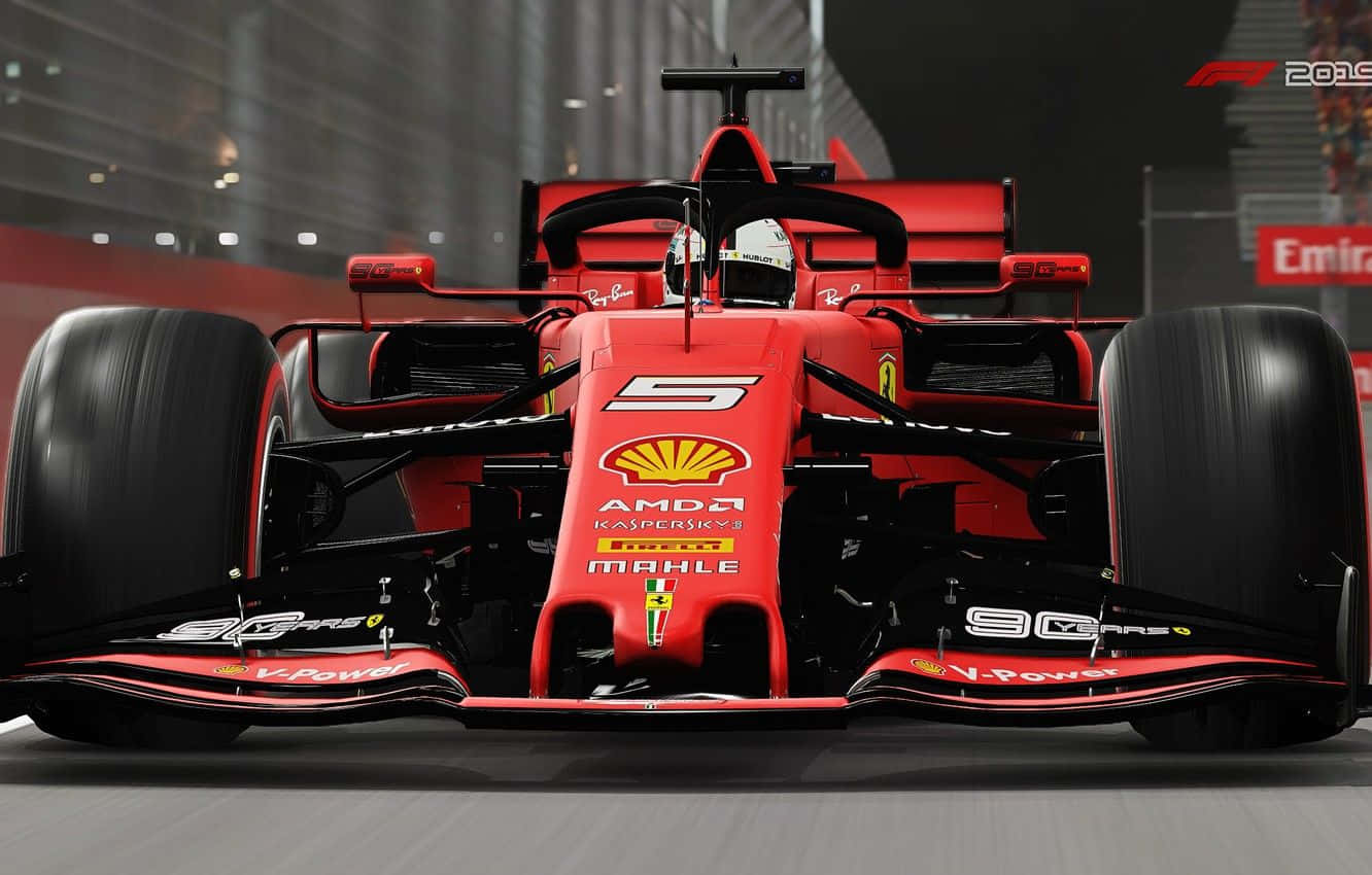 Racing 桌布 壁紙 — 一輛紅色法拉利一級方程式賽車，車號5，帶有贊助商標誌，在夜間賽道上從正面展示。