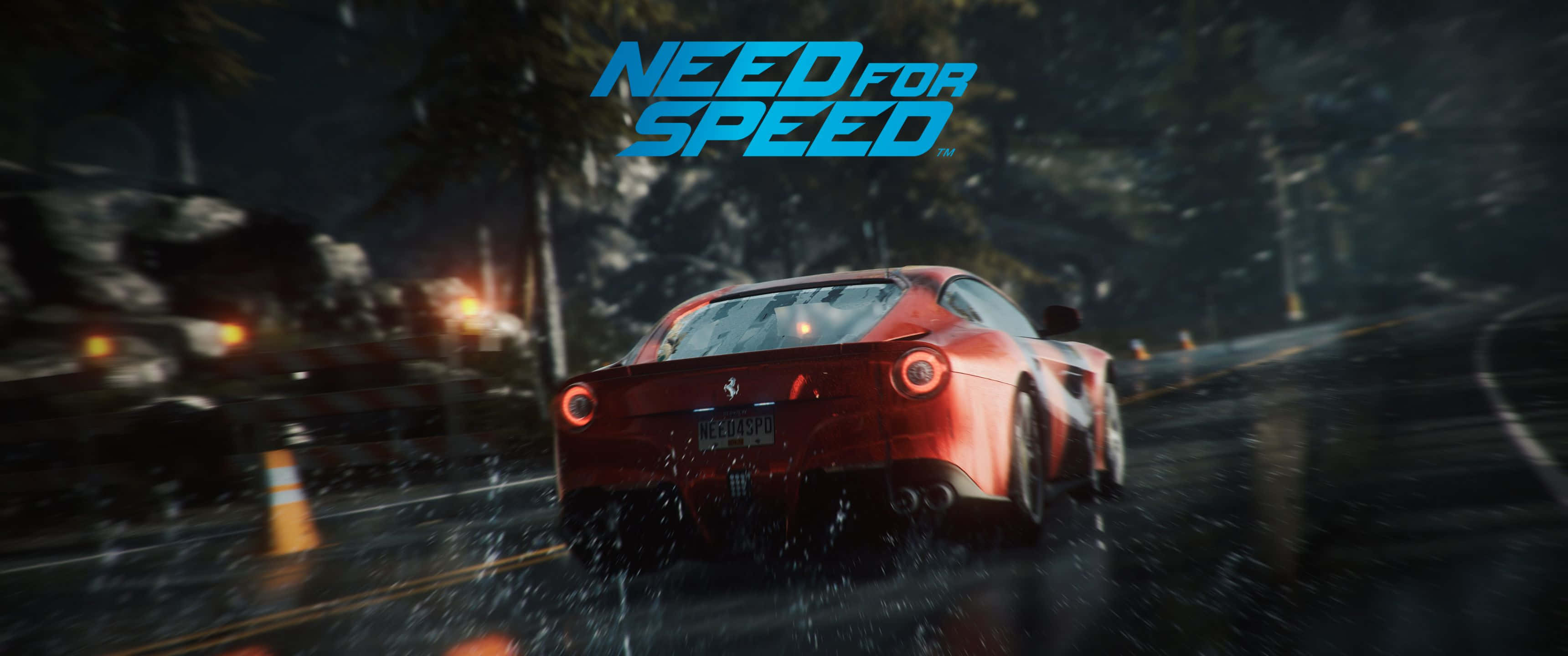 3440x1440p Need For Speed 桌布 壁紙 — 一輛紅色法拉利在黑暗的天空下，在雨水濕滑的森林道路上疾馳，帶有動態模糊和發光的車頭燈。