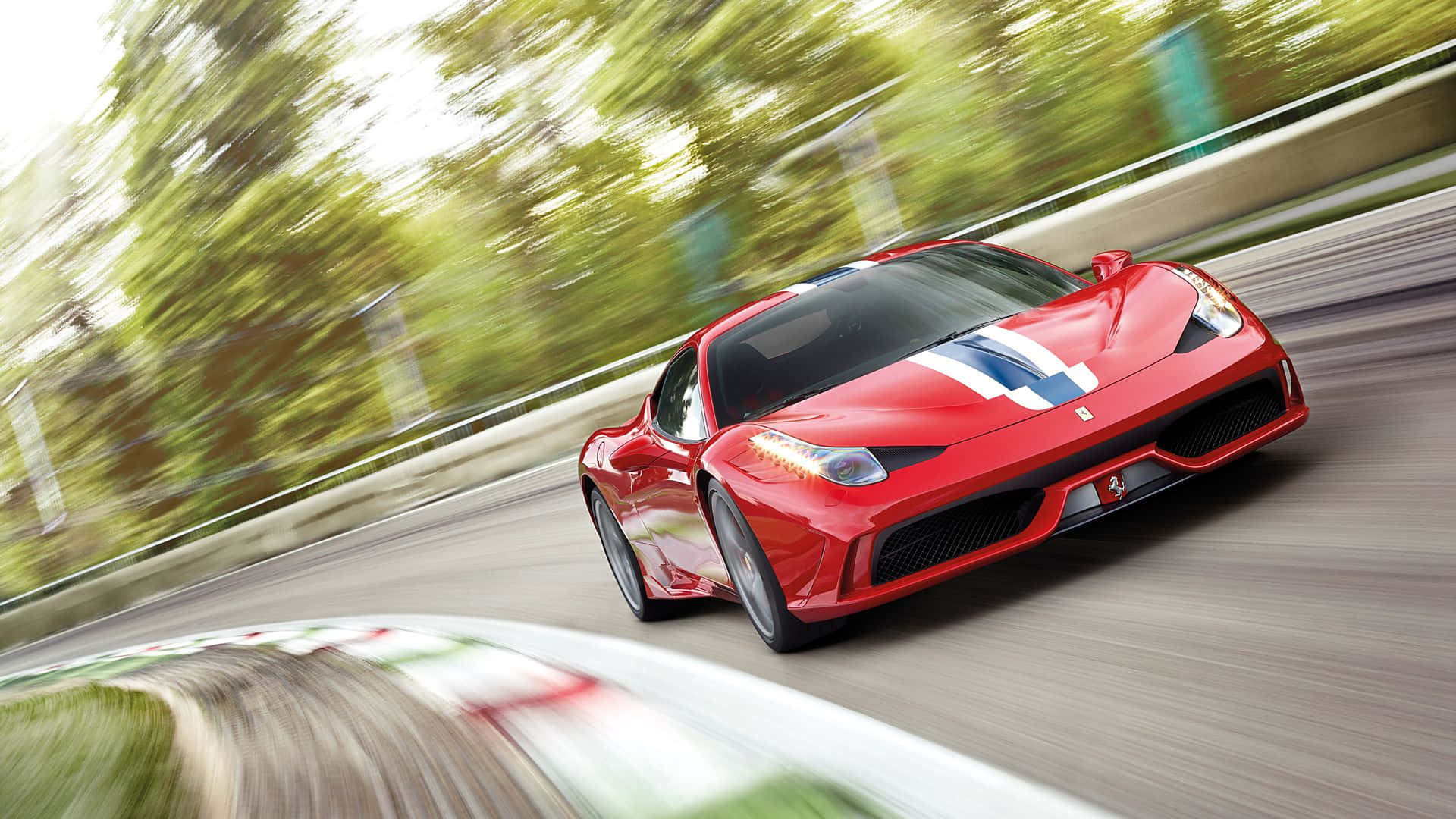 Ferrari 458 Speciale 桌布 壁紙 — 一輛紅色法拉利跑車在賽道上疾馳，背景是模糊的綠樹和護欄。