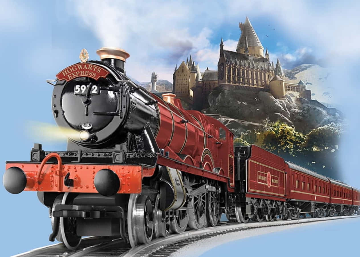 The Hogwarts Express Train 桌布 壁紙 — 一輛紅色的霍格華茲特快蒸汽火車正朝觀眾駛來，背後是岩石懸崖上的霍格華茲城堡，天空湛藍。