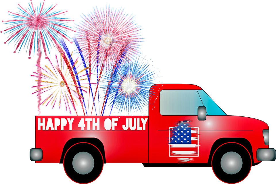 4th Of July 桌布 壁紙 — 一輛紅色皮卡車帶有美國國旗貼紙和「HAPPY 4TH OF JULY」文字，在黑色背景上綻放五彩繽紛的煙火。