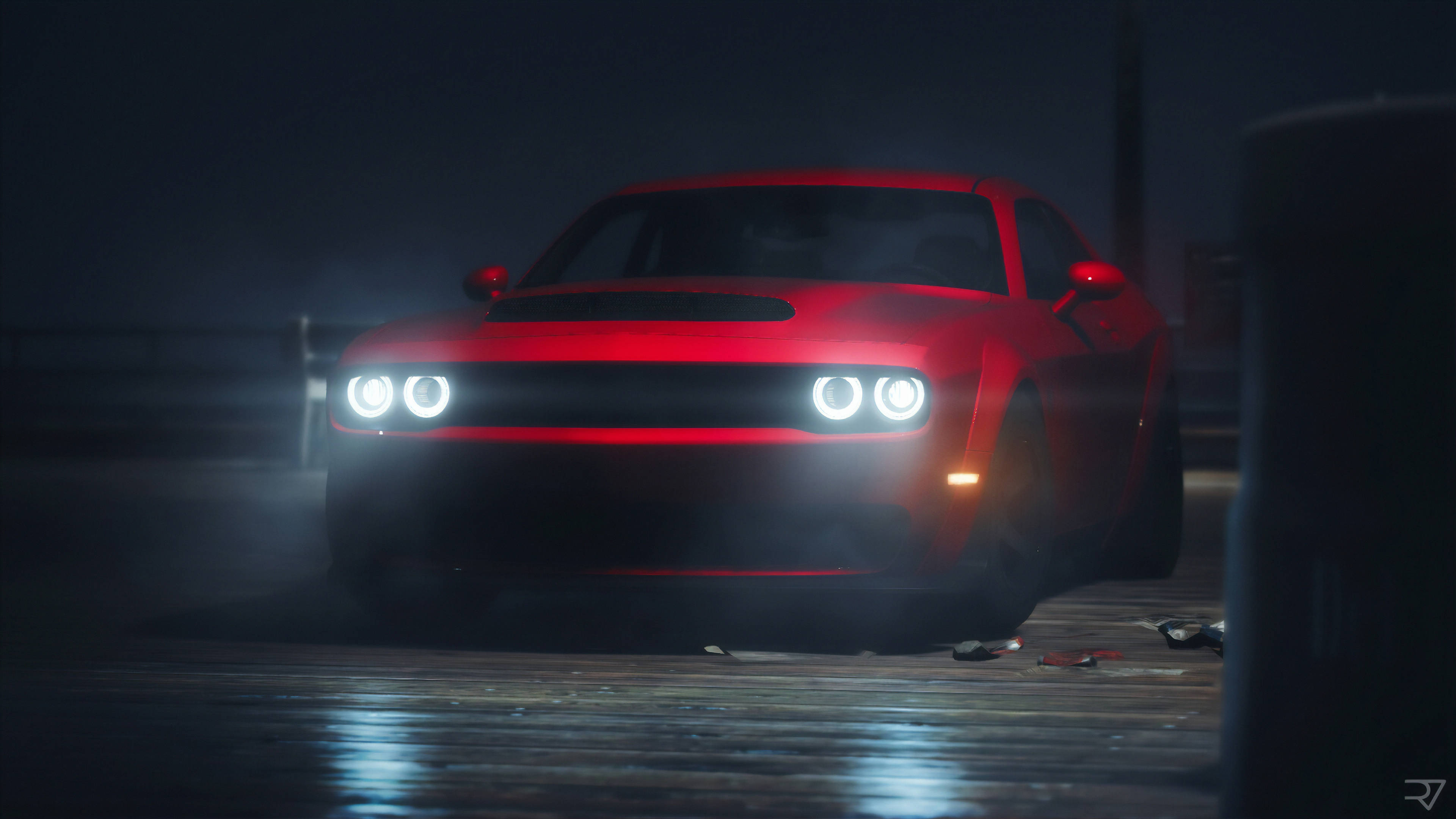 Dodge 桌布 壁紙 — 一輛紅色肌肉車閃爍著車頭燈，主宰著霧氣瀰漫的夜晚街道，在潮濕的路面上投射出戲劇性的倒影。