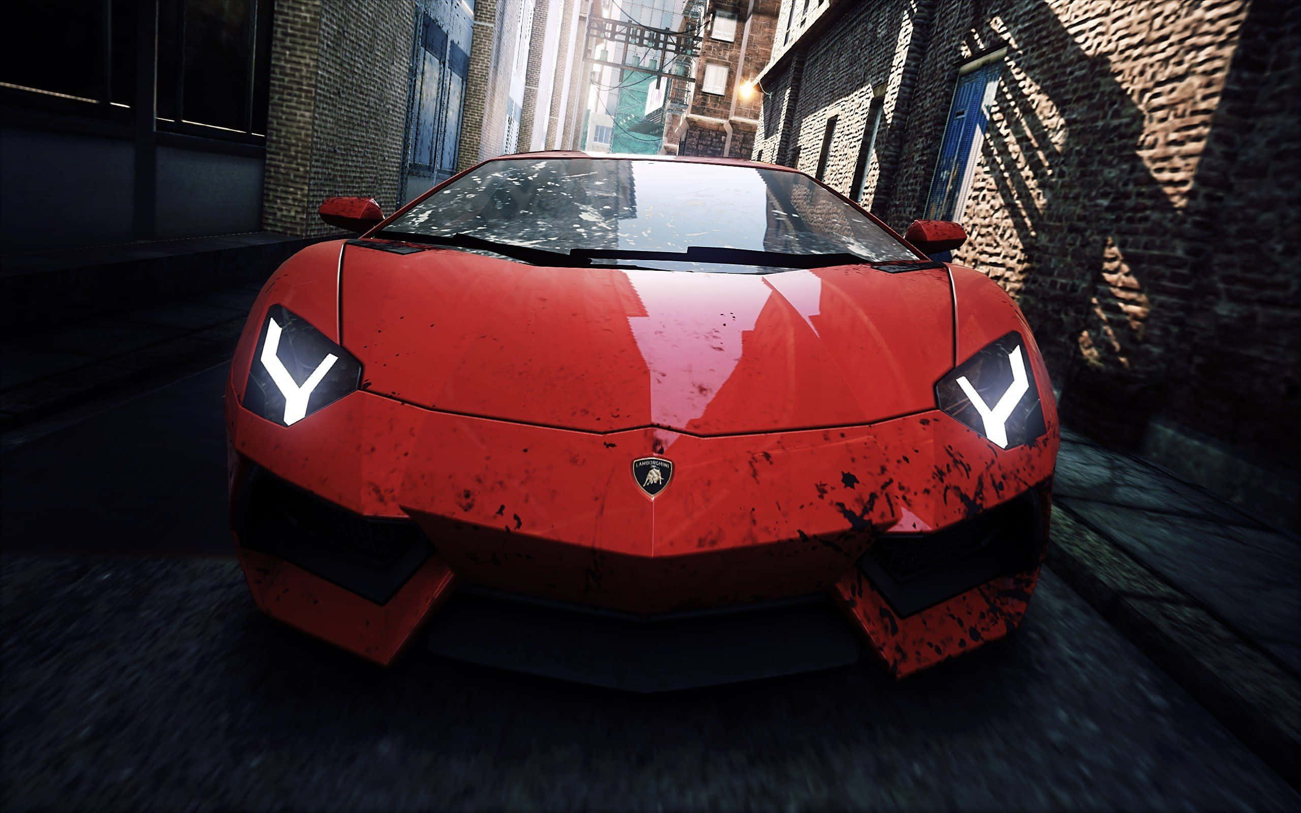 Racing Games 桌布 壁紙 — 一輛紅色藍寶堅尼，車身沾有泥濘，停在高樓大廈之間的狹窄磚砌小巷中。