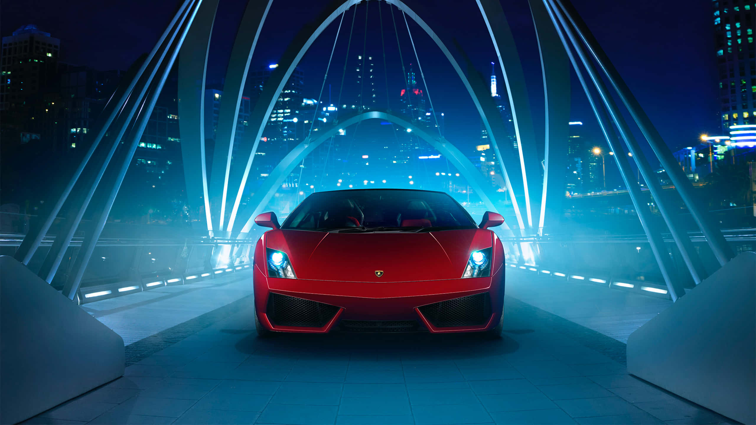 Lamborghini Gallardo 桌布 壁紙 — 一輛紅色藍寶堅尼跑車在夜間未來的橋樑上，在藍色霓虹拱門下閃耀，背後是城市天際線。
