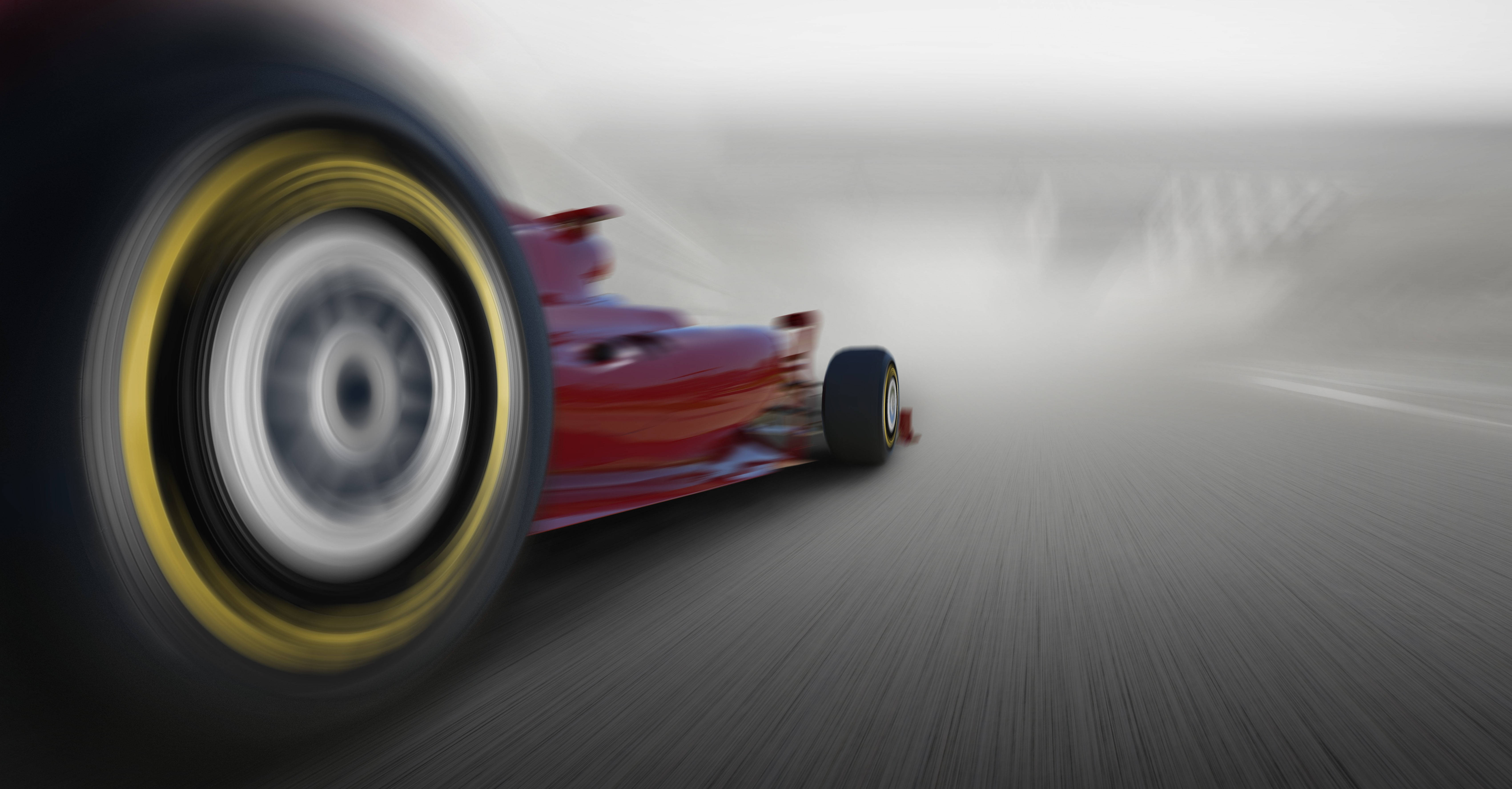 F1 桌布 壁紙 — 一輛紅色賽車在塵土飛揚的賽道上疾馳而過，動態條紋強調高速和原始力量。