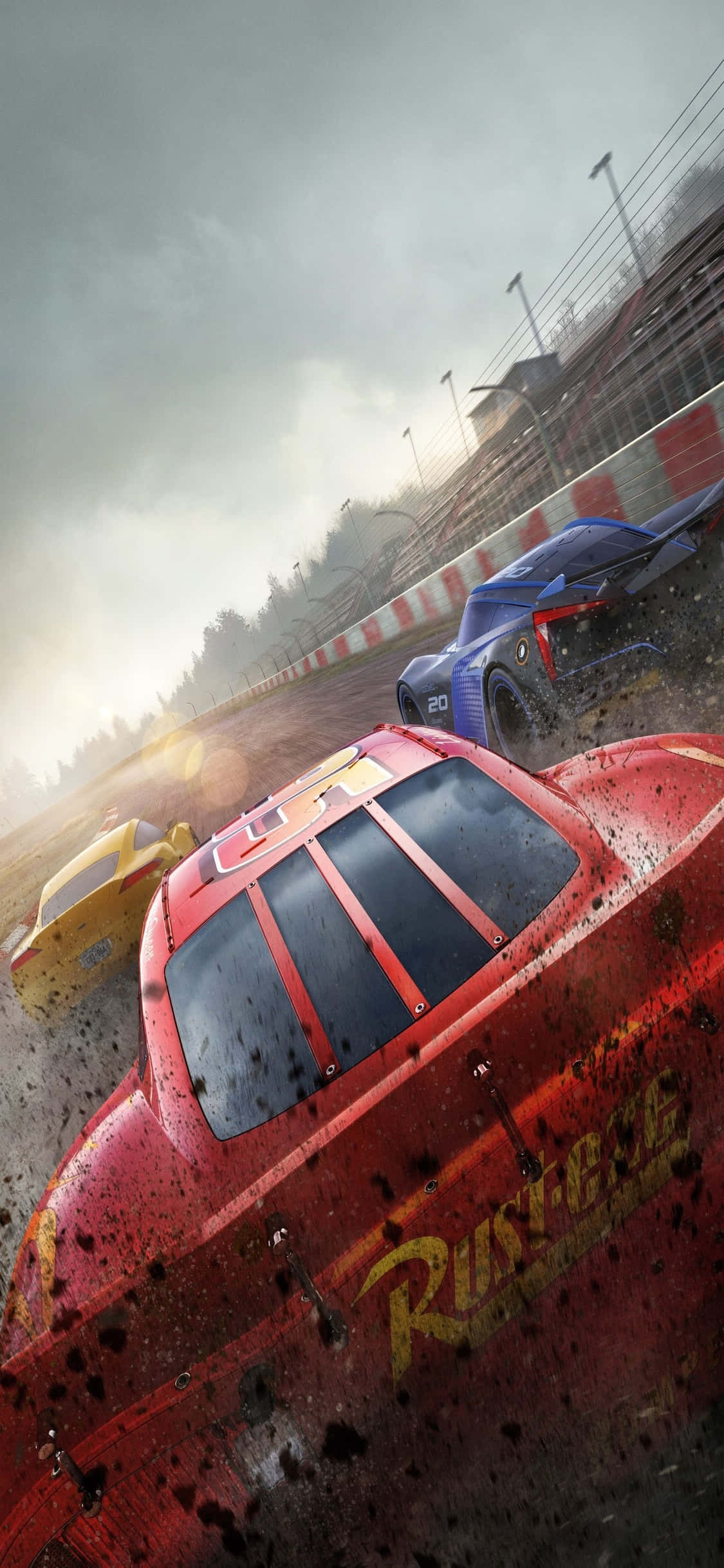Lightning Mcqueen 桌布 壁紙 — 一輛紅色賽車在暴風雨的天空下，在潮濕的賽道上濺起泥漿，飛馳而過藍色對手。