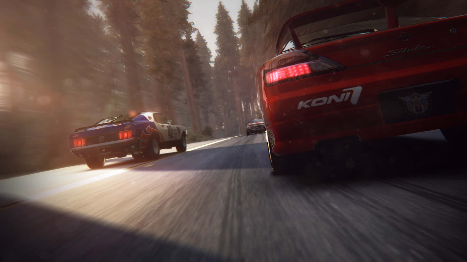 Grid 2 桌布 壁紙 — 一輛紅色賽車在森林道路上疾馳，追逐一輛紫色汽車，帶有動態模糊效果，陽光穿過高大的松樹灑落。