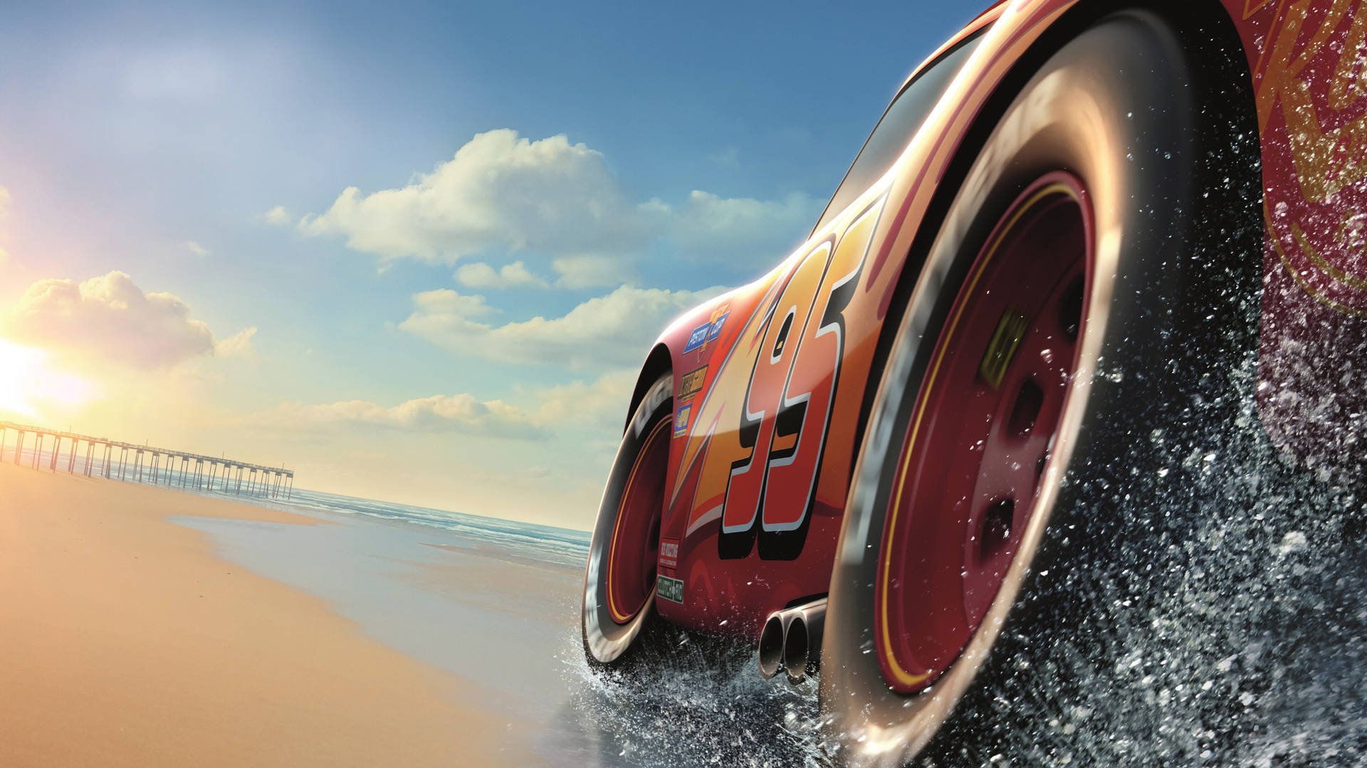 Lightning Mcqueen 桌布 壁紙 — 一輛紅色賽車在沙灘上濺起海水，夕陽西下，遠處有碼頭。