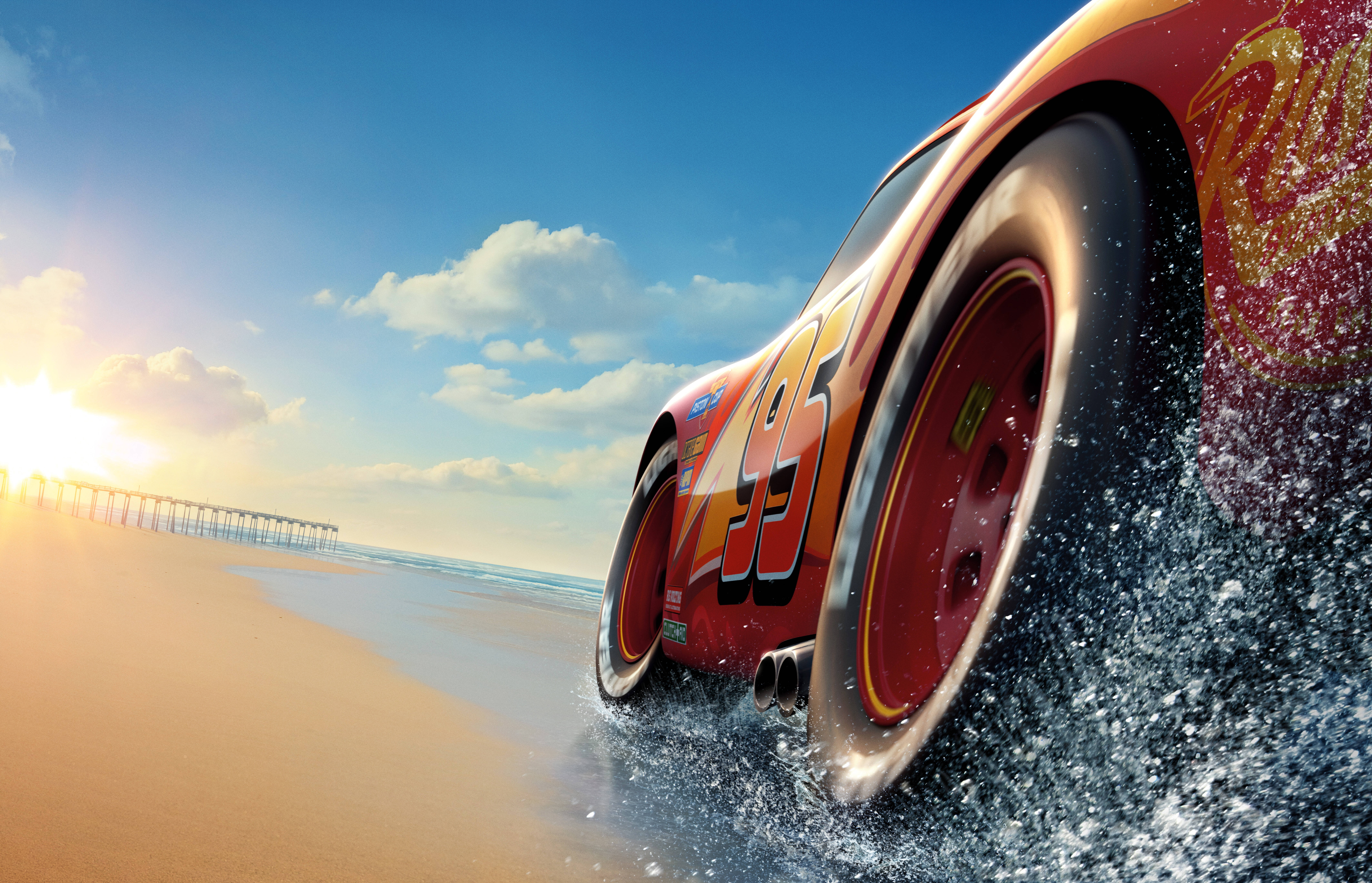 Pixar 桌布 壁紙 — 一輛紅色賽車在陽光明媚的海灘上濺起海水，遠處有一個碼頭。