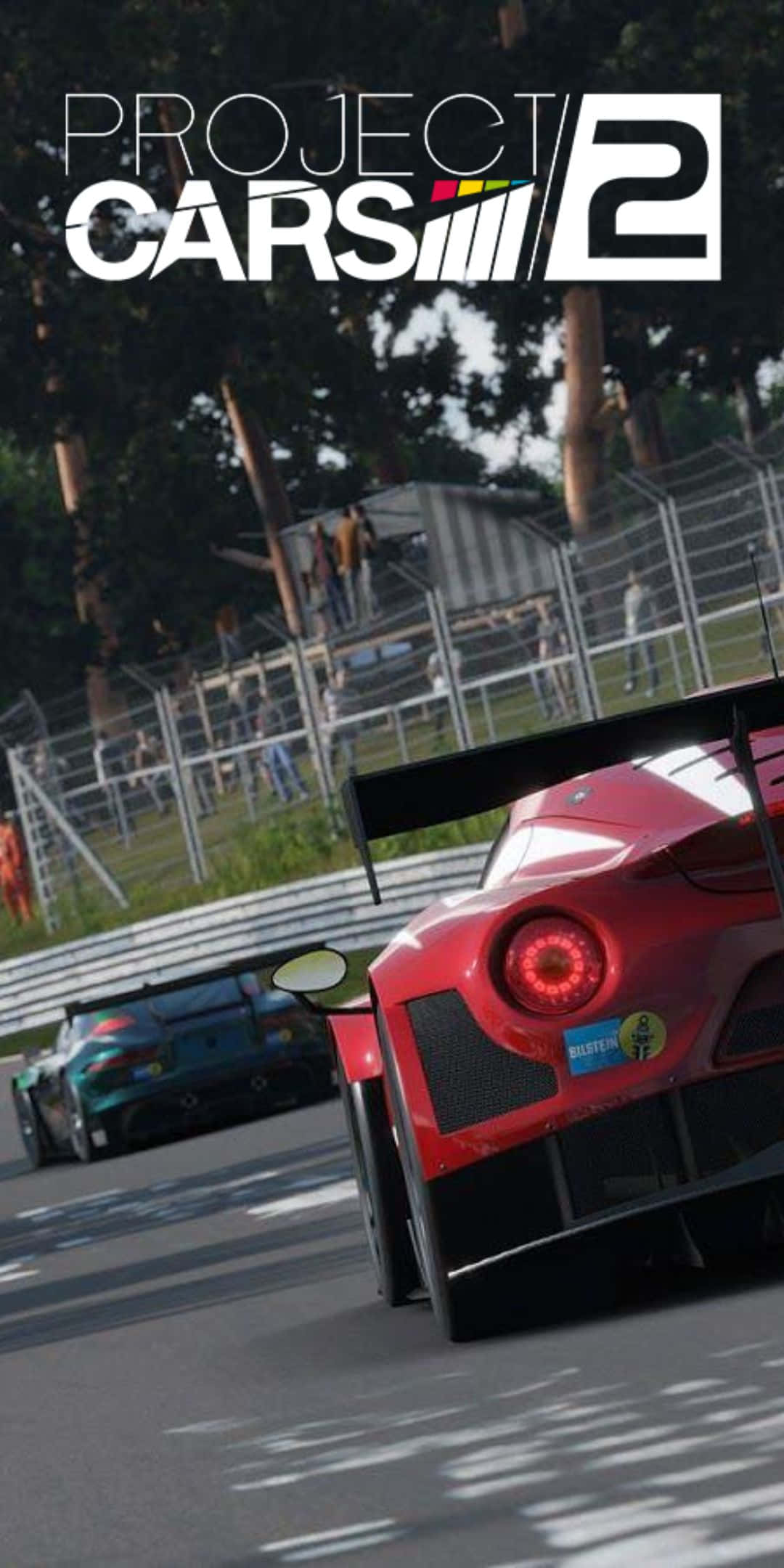 Pixel 3 Project Cars 2 桌布 壁紙 — 一輛紅色賽車帶著發光的尾燈在陽光明媚的賽道上飛馳，而一輛青綠色賽車在後面穿過森林賽道競賽。