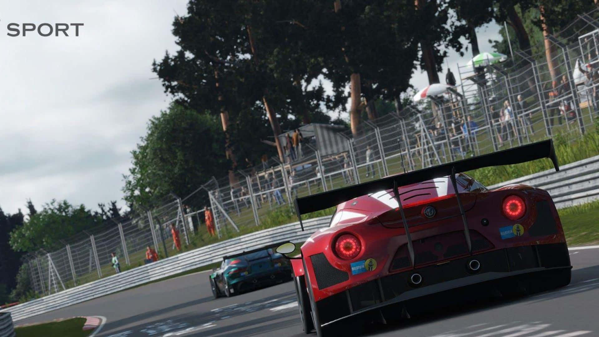 Best Project Cars 2 桌布 壁紙 — 一輛紅色賽車帶著發光的尾燈沿著彎曲的賽道疾馳，賽道周圍有樹木和圍欄後的觀眾。