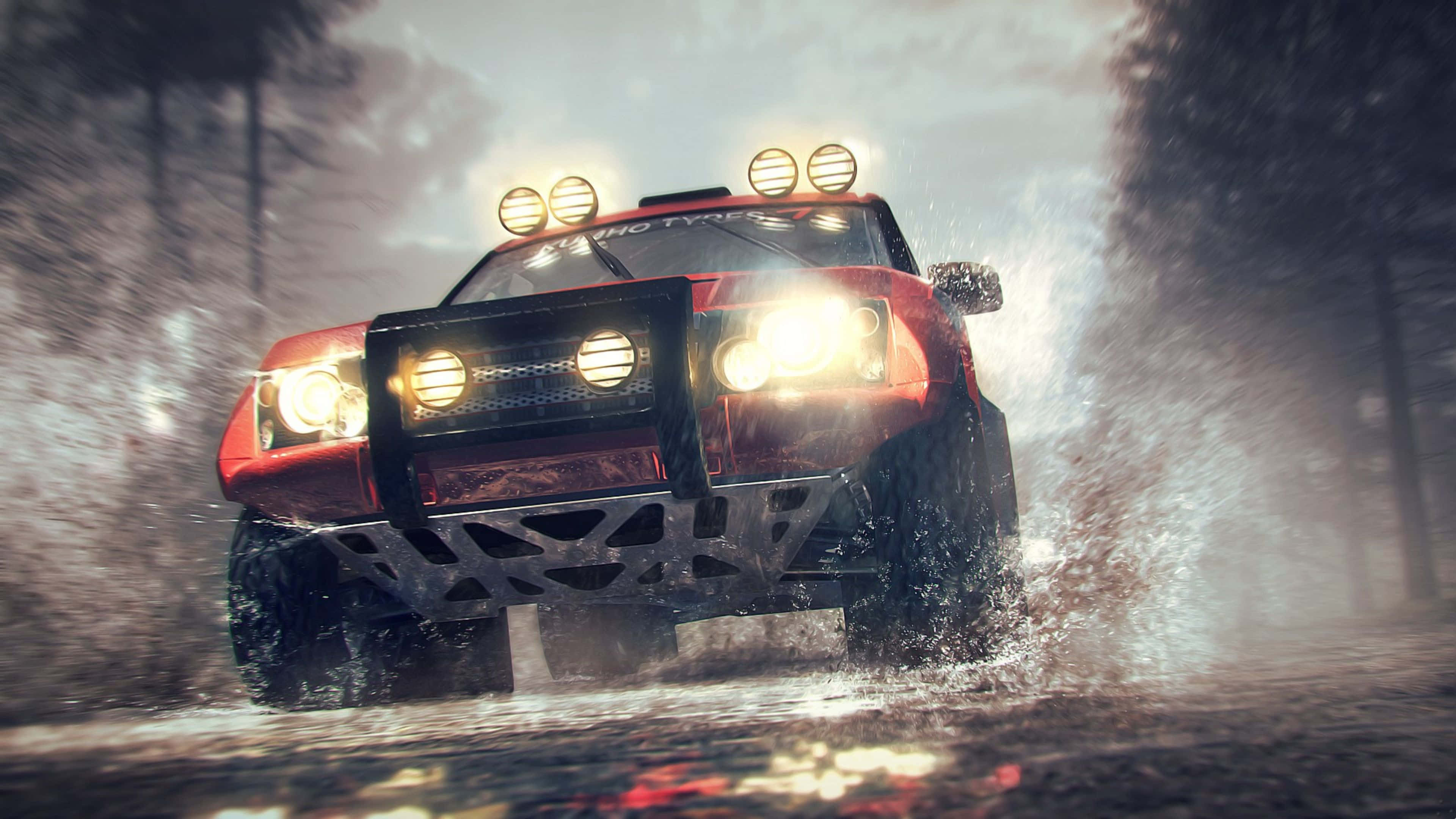 4K Dirt 3 桌布 壁紙 — 一輛紅色越野車亮著車頭燈，在雨天的森林小路上濺起泥水。
