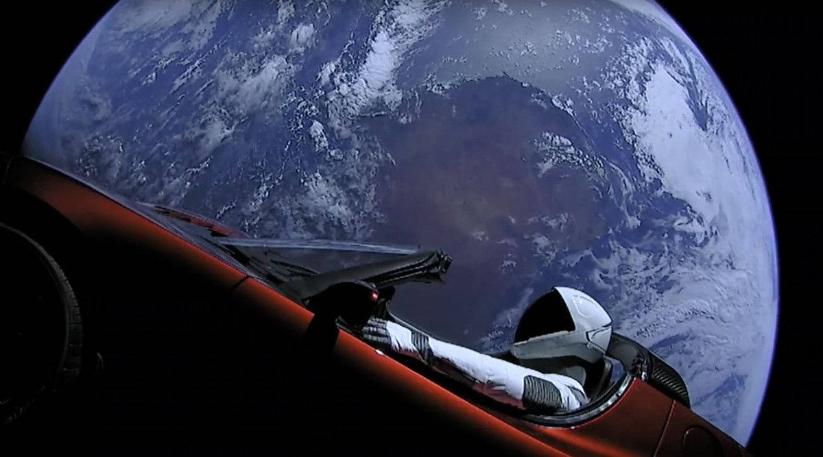 SpaceX 桌布 壁紙 — 一輛紅色跑車，司機戴著白色頭盔，漂浮在太空，背景是地球藍白相間的彎曲地平線。