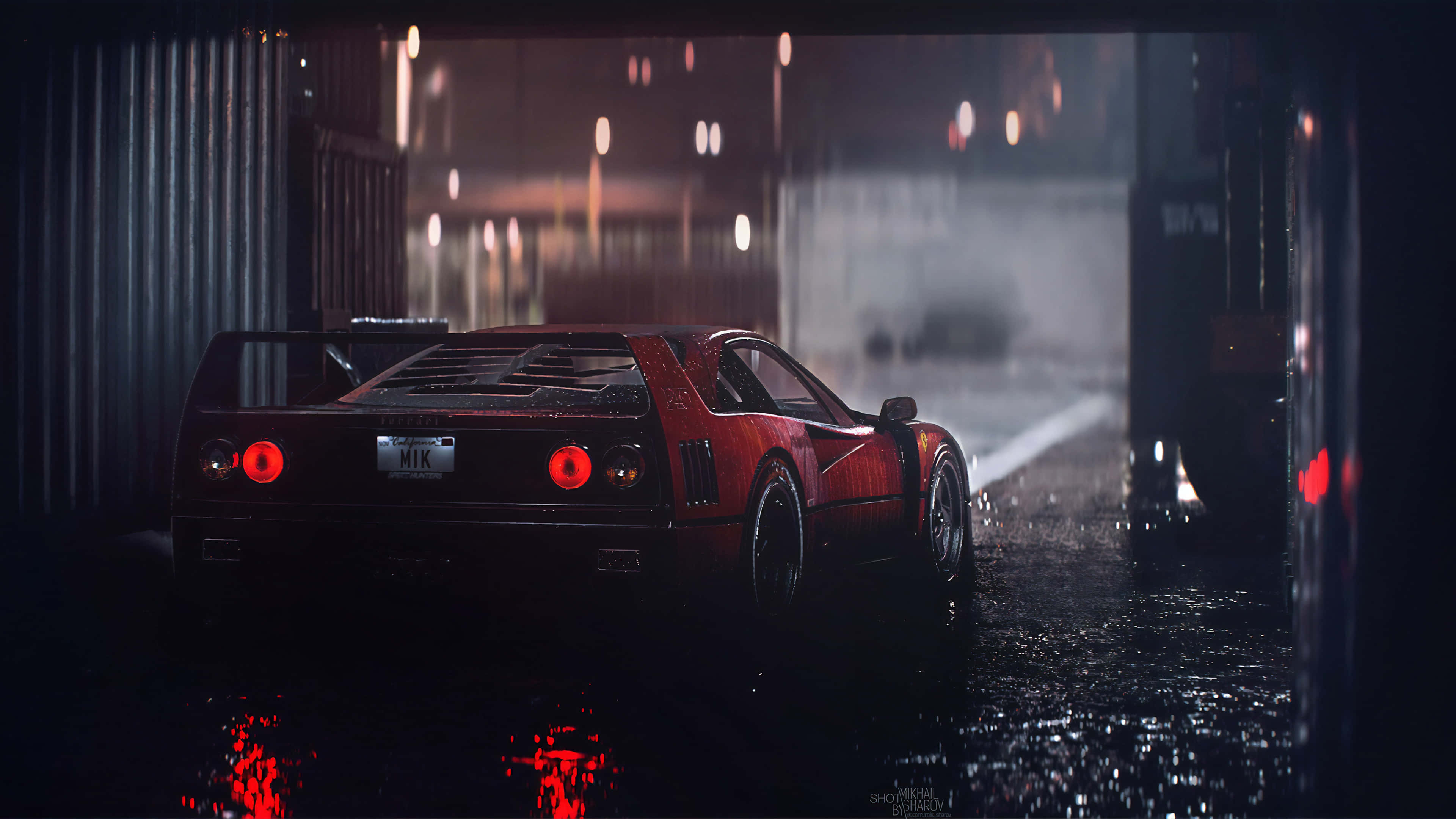 Rain 4K 桌布 壁紙 — 一輛紅色跑車在夜間停放在雨中的城市小巷，發光的尾燈映照在濕漉漉的路面上。