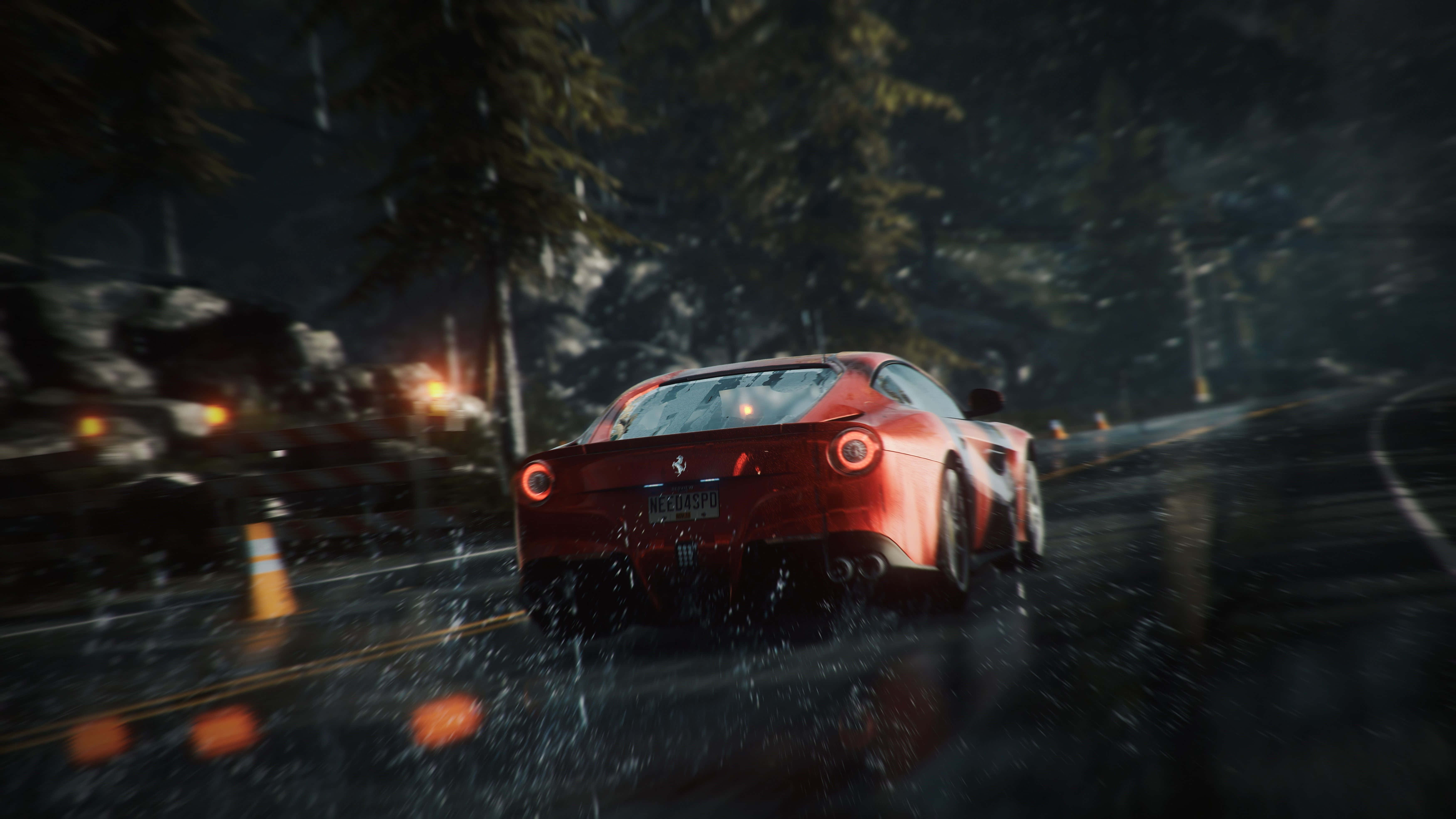 Need For Speed 4K 桌布 壁紙 — 一輛紅色跑車在夜間穿過濕滑的森林道路，帶有動態模糊和發光的尾燈。