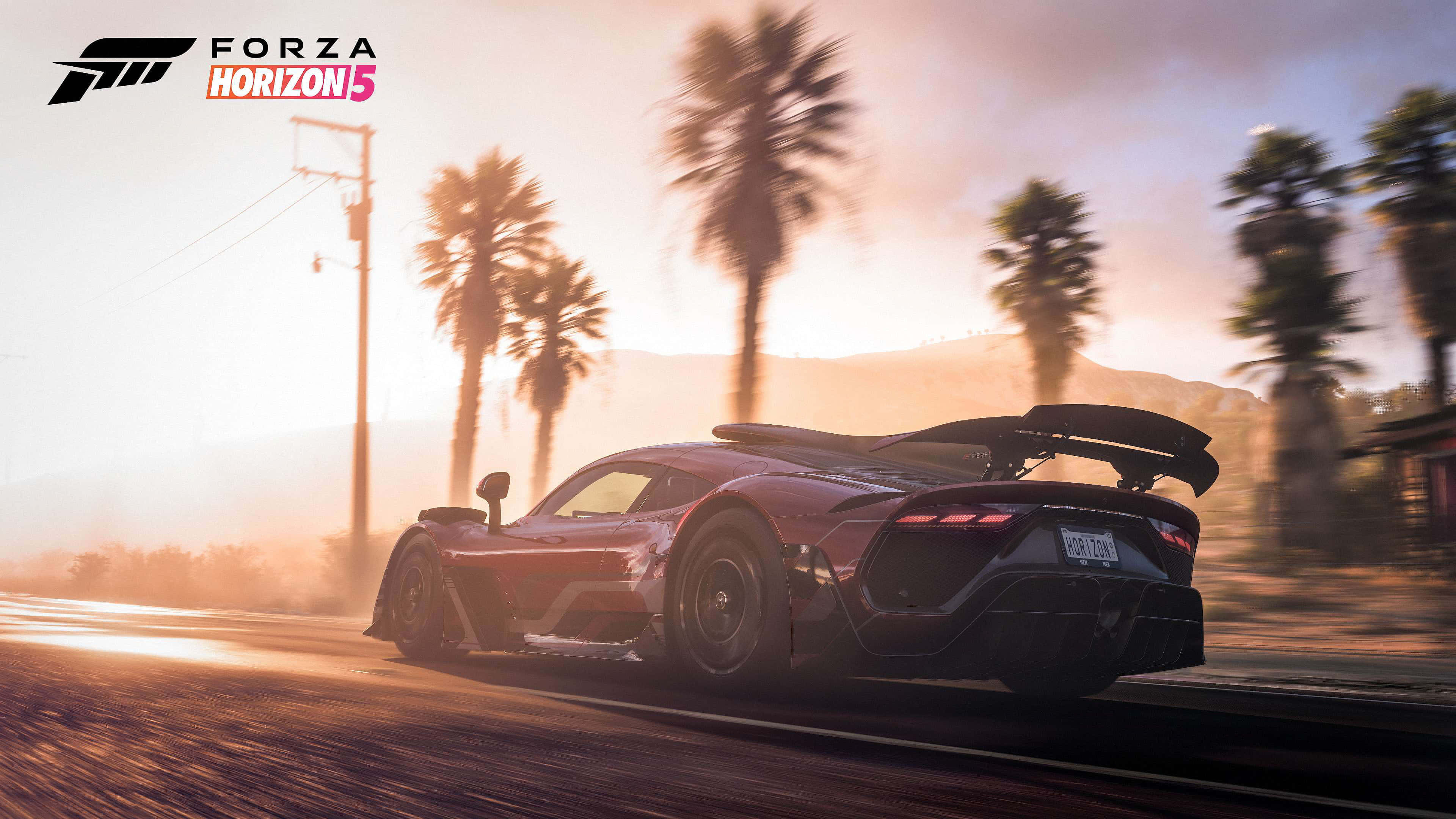 Game Art 桌布 壁紙 — 一輛紅色跑車在日落時分沿著棕櫚樹成蔭的道路疾馳，帶有動態模糊和溫暖的金色光線。