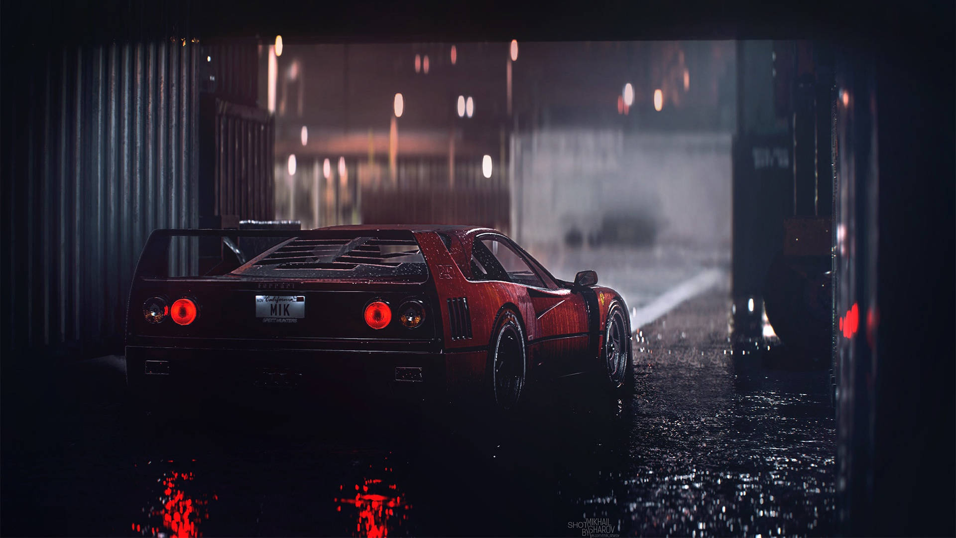 1920x1080 Ferrari 桌布 壁紙 — 一輛紅色跑車在雨淋濕的街燈下，於狹窄的城市小巷中閃閃發光，夜晚。