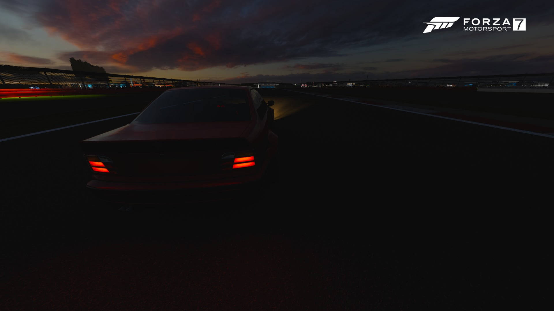 Motorsport 桌布 壁紙 — 一輛紅色跑車發光的尾燈在暮色中沿著賽道疾馳時刺穿黑暗。
