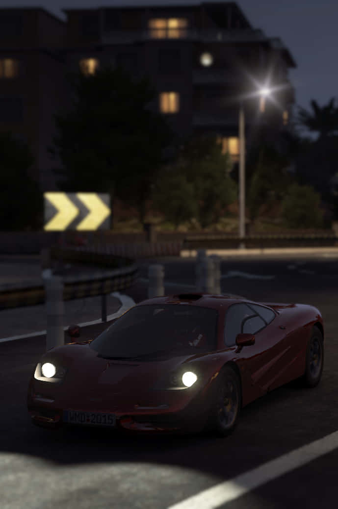 紅色跑車在夜晚的城市街道上行駛，車頭燈發光。 — Project Cars 壁紙