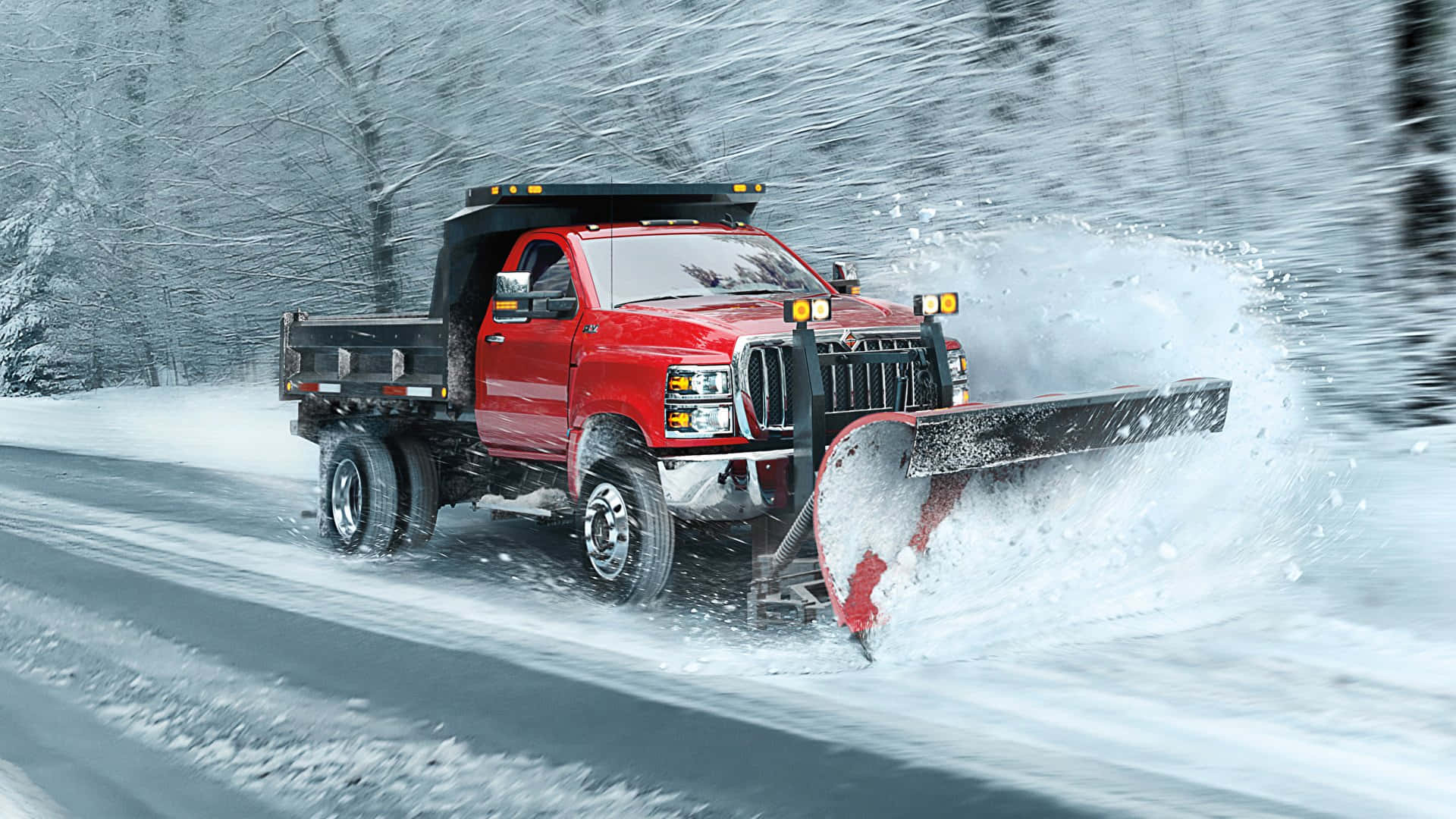 Snowplow 桌布 壁紙 — 一輛紅色除雪卡車正在清除穿過冬季森林的積雪道路，雪花飛揚。