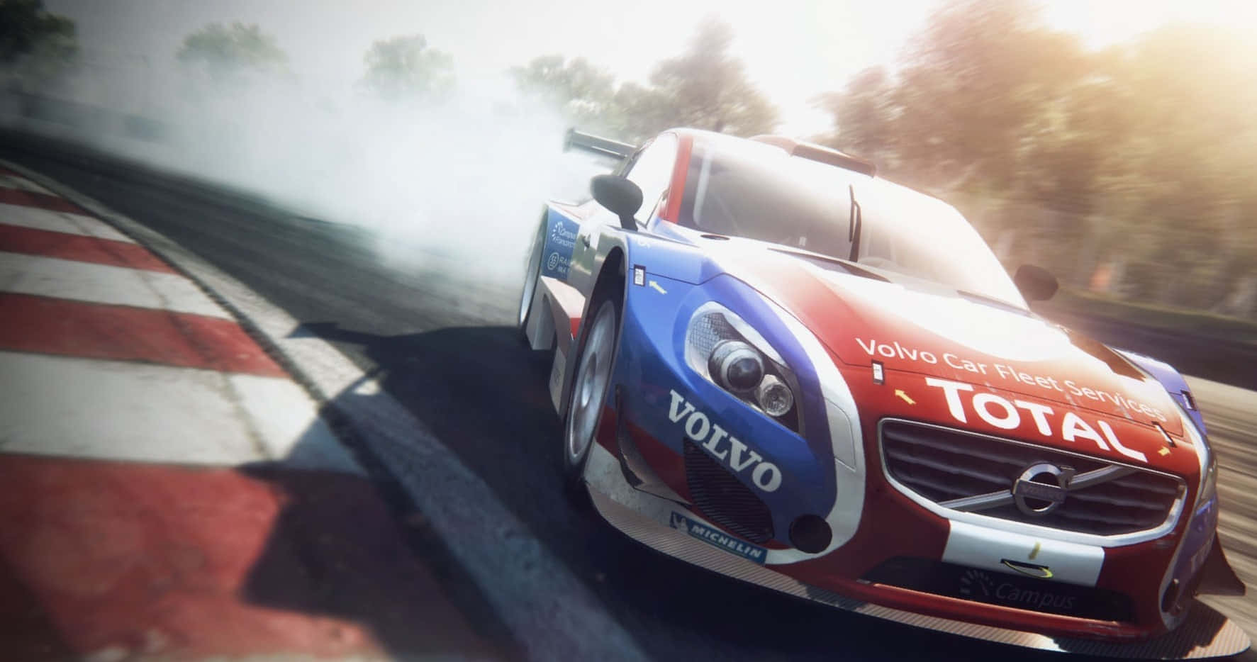 Grid 2 桌布 壁紙 — 一輛紅藍色的富豪賽車在陽光照耀的賽道上飄移過彎，揚起煙霧和輪胎碎片。