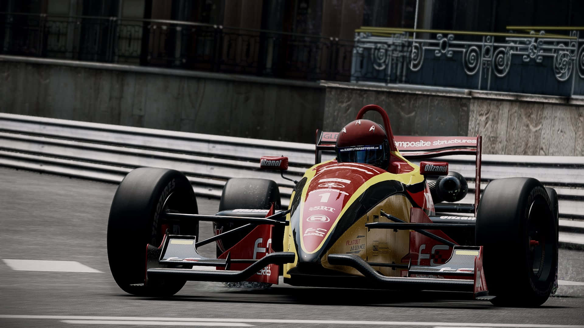 1920x1080 Project Cars 桌布 壁紙 — 一輛紅黃色開輪賽車在混凝土賽道上疾馳，背景有金屬護欄和裝飾欄杆。