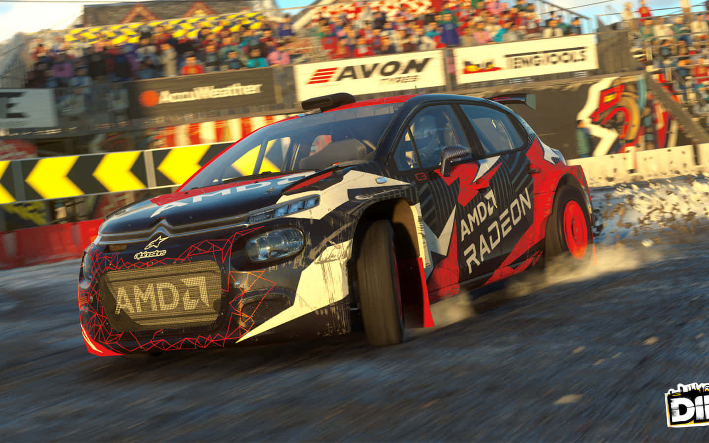 1440p Dirt Showdown 桌布 壁紙 — 一輛紅黑白色的拉力賽車帶有AMD Radeon標誌，在雪地彎道高速行駛揚起雪花，觀眾在看台上觀看。