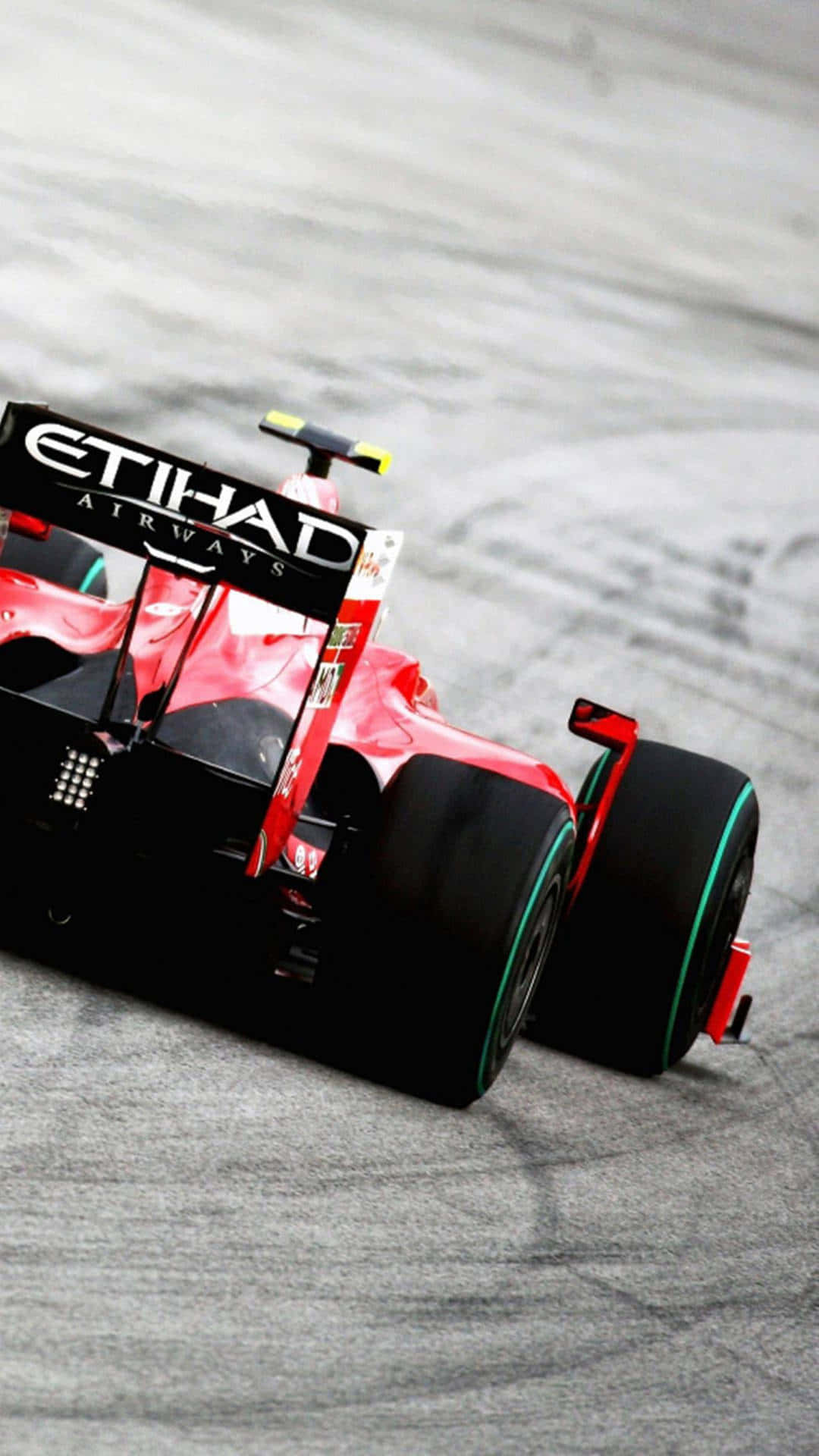 Racing 桌布 壁紙 — 一輛紅黑相間的F1賽車在灰色瀝青賽道上疾馳，留下輪胎痕跡。