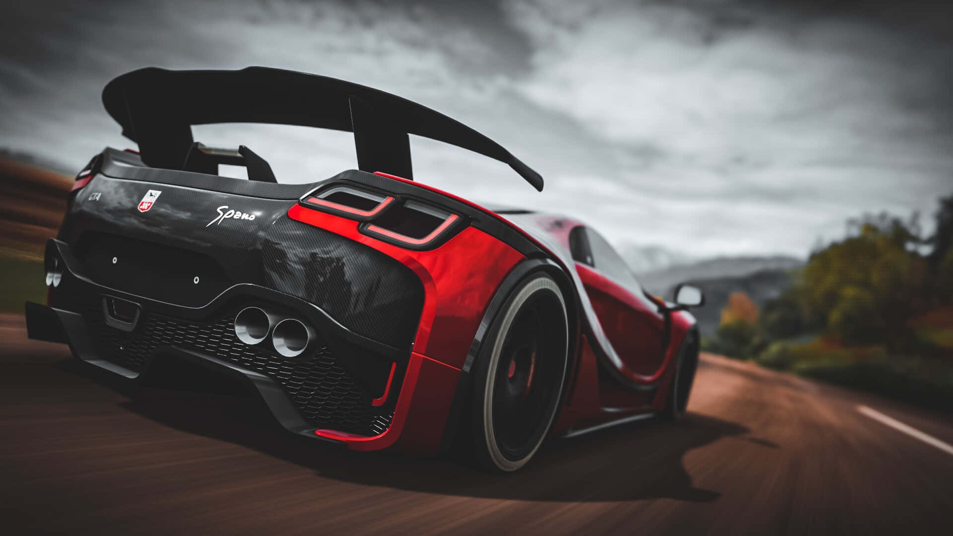 HD Forza Horizon 4 桌布 壁紙 — 一輛紅黑配色、帶有大型尾翼的終極跑車在多雲的天空下沿著蜿蜒的山路飛馳。