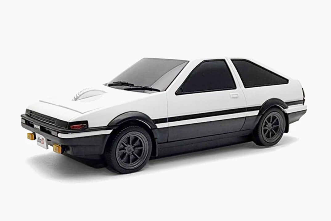 頭文字D 桌布 壁紙 — 一輛純白和黑色的豐田AE86跑車模型，擺放在乾淨的白色背景前。