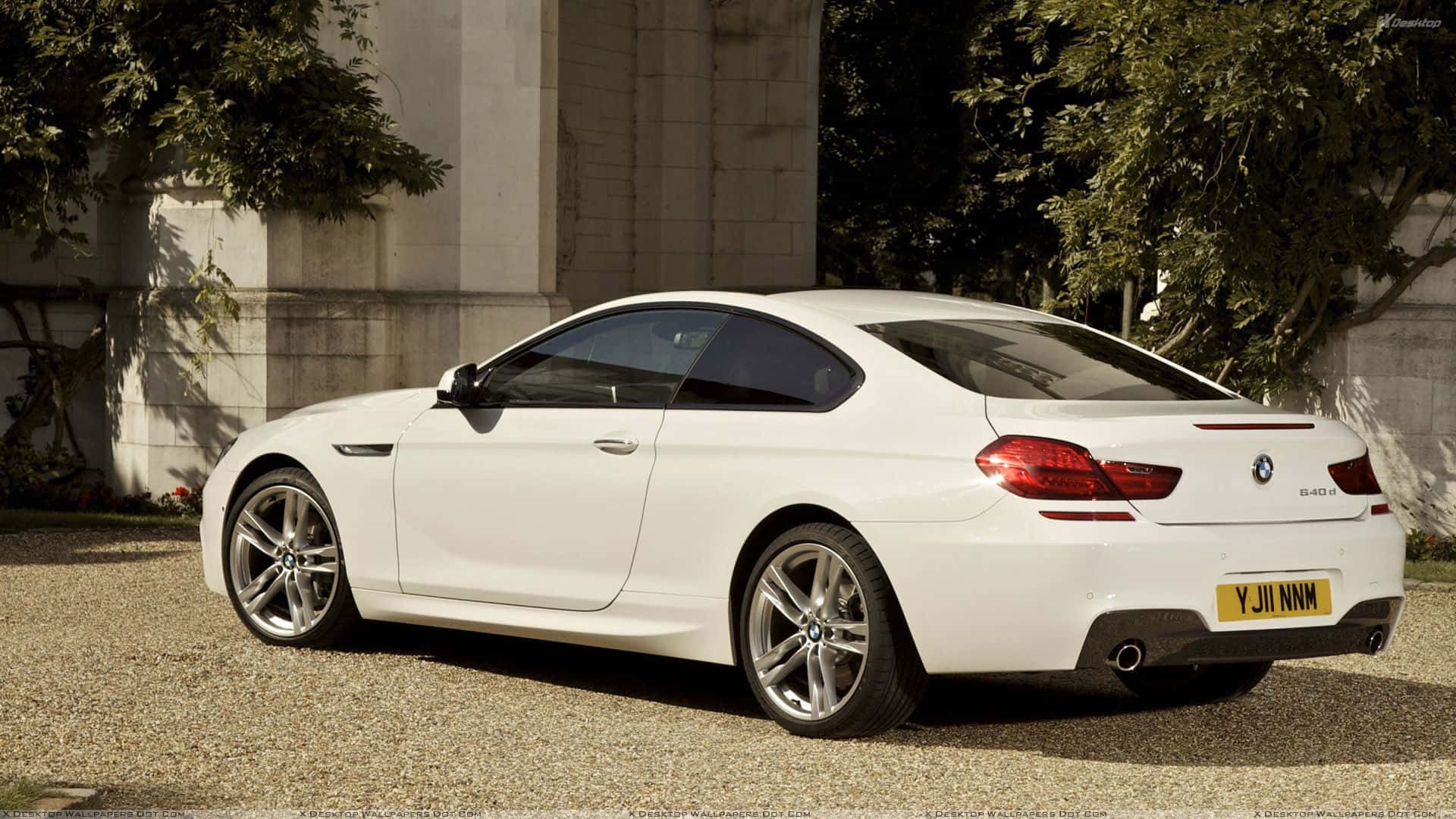 Bmw 6 Series 桌布 壁紙 — 一輛純白色BMW 6系列雙門轎跑車停放在碎石路上，旁邊是石建築物和茂密的綠樹。