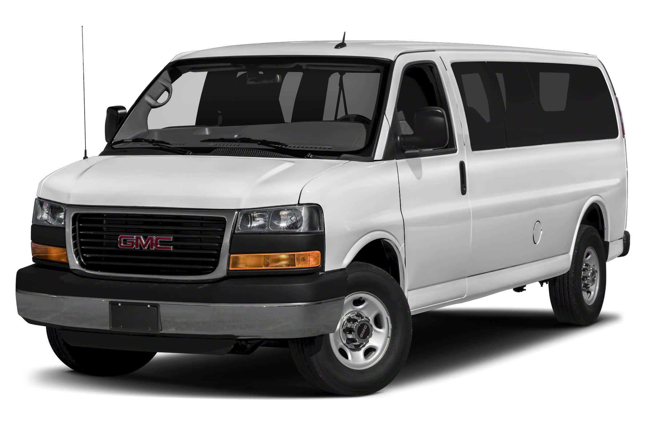 Gmc Savana 桌布 壁紙 — 一輛純白色GMC客貨車，帶有黑色飾邊和有色車窗，孤立地站在乾淨的白色背景前。