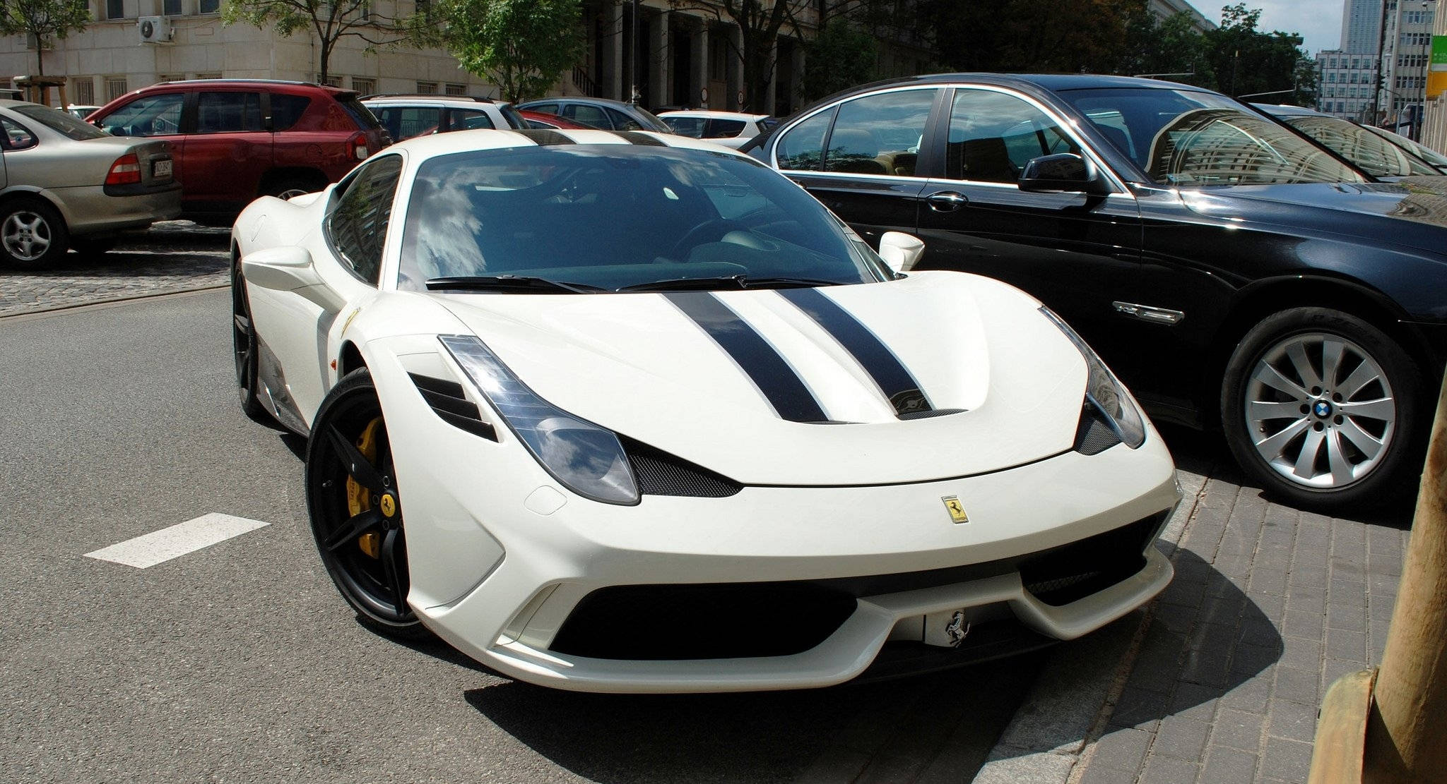 white ferrari 桌布 壁紙 — 一輛純白色法拉利跑車帶有黑色賽車條紋，停放在陽光普照的城市街道上，旁邊有其他車輛。