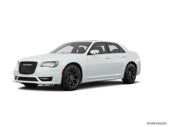 克萊斯勒 桌布 壁紙 — 一輛純白色的 Chrysler 300 轎車，配備黑色合金輪圈和鍍鉻飾件，在攝影棚燈光下展示。