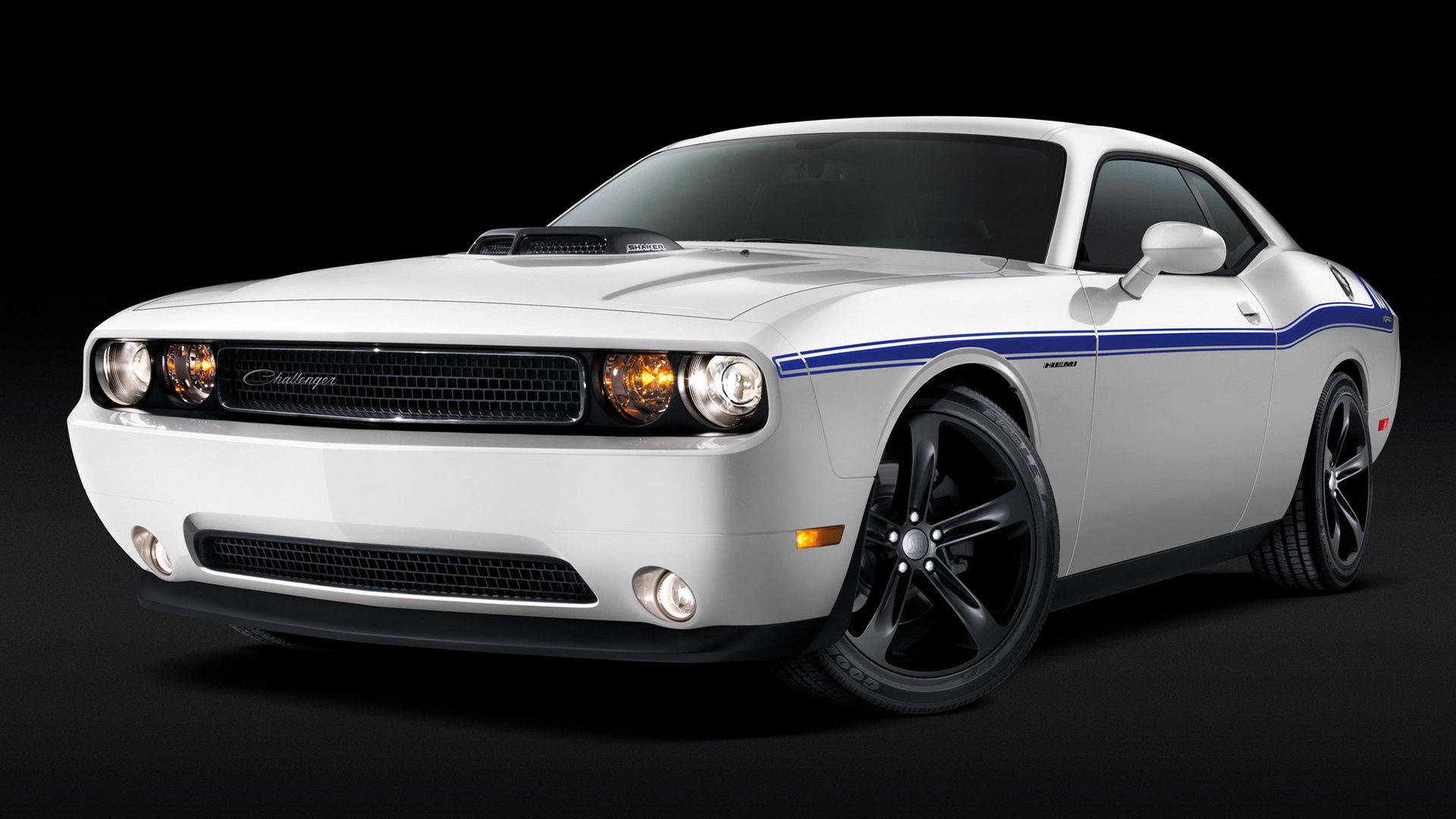 Mopar 桌布 壁紙 — 一輛純白色的 Dodge Challenger，帶有藍色賽車條紋和黑色車輪，在純黑色背景前擺姿勢。