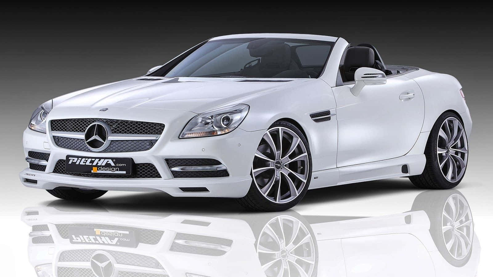 跑車 桌布 壁紙 — 一輛純白色的 Mercedes-Benz SLK 敞篷跑車，配備訂製的 Piecha Design 輪圈，在攝影棚燈光下於反光表面閃閃發光。