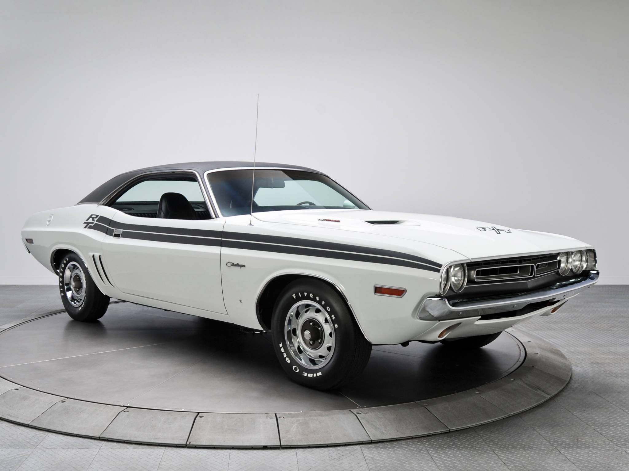Challenger 桌布 壁紙 — 一輛純白色的1970年道奇挑戰者，帶有黑色賽車條紋和鍍鉻細節，放置在圓形轉盤上，背景為中性工作室背景。