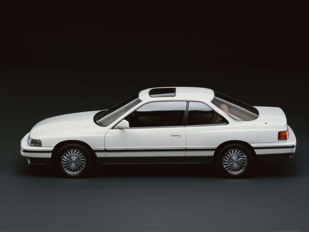 Honda Legend 桌布 壁紙 — 一輛純白色的1980年代雙門轎跑車配備天窗，在極簡主義的攝影棚環境中，以深色背景展示。