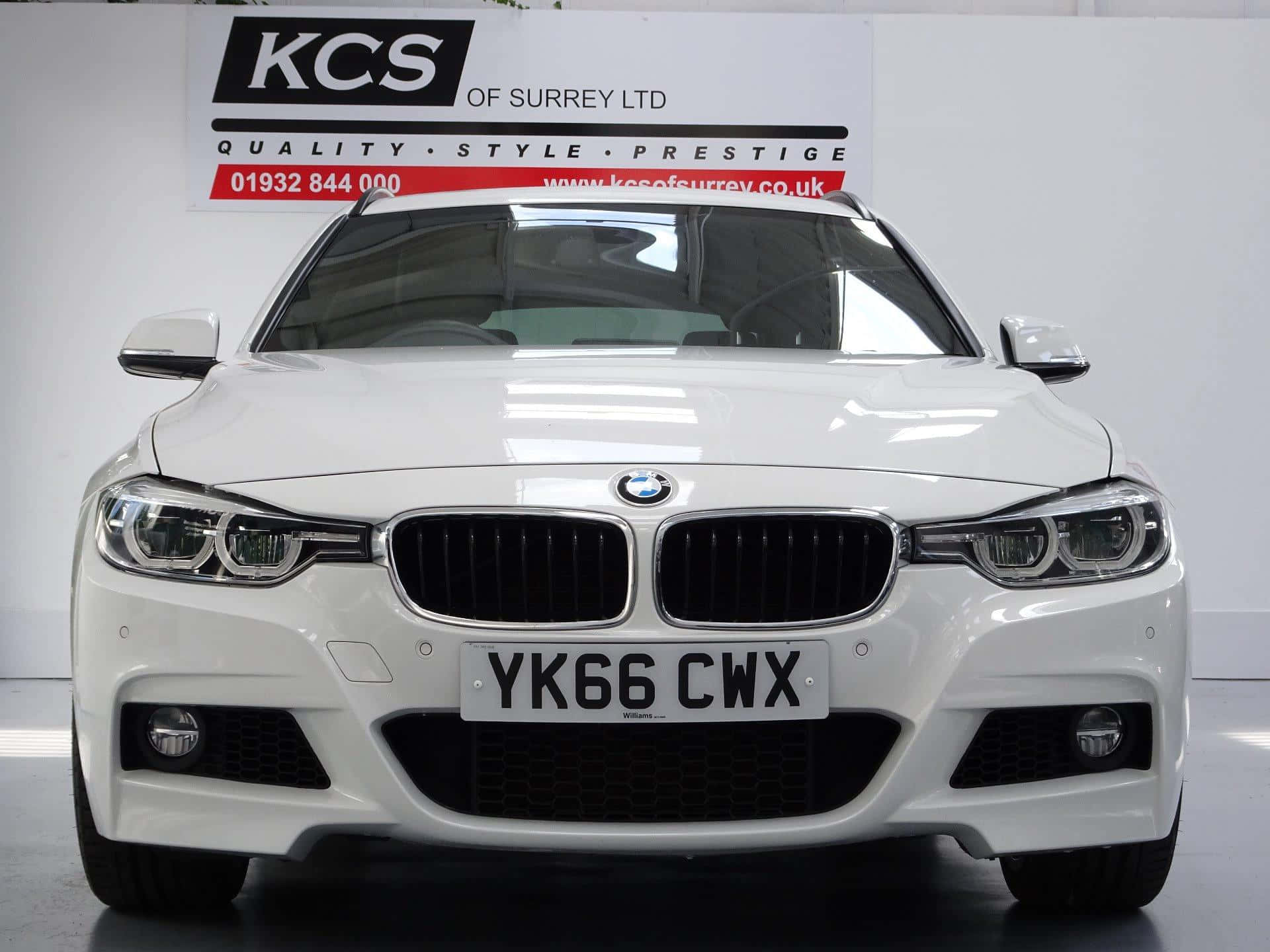 M Series 桌布 壁紙 — 一輛純白色的BMW 3系列轎車在乾淨的攝影棚中展示，背景有經銷商標誌。