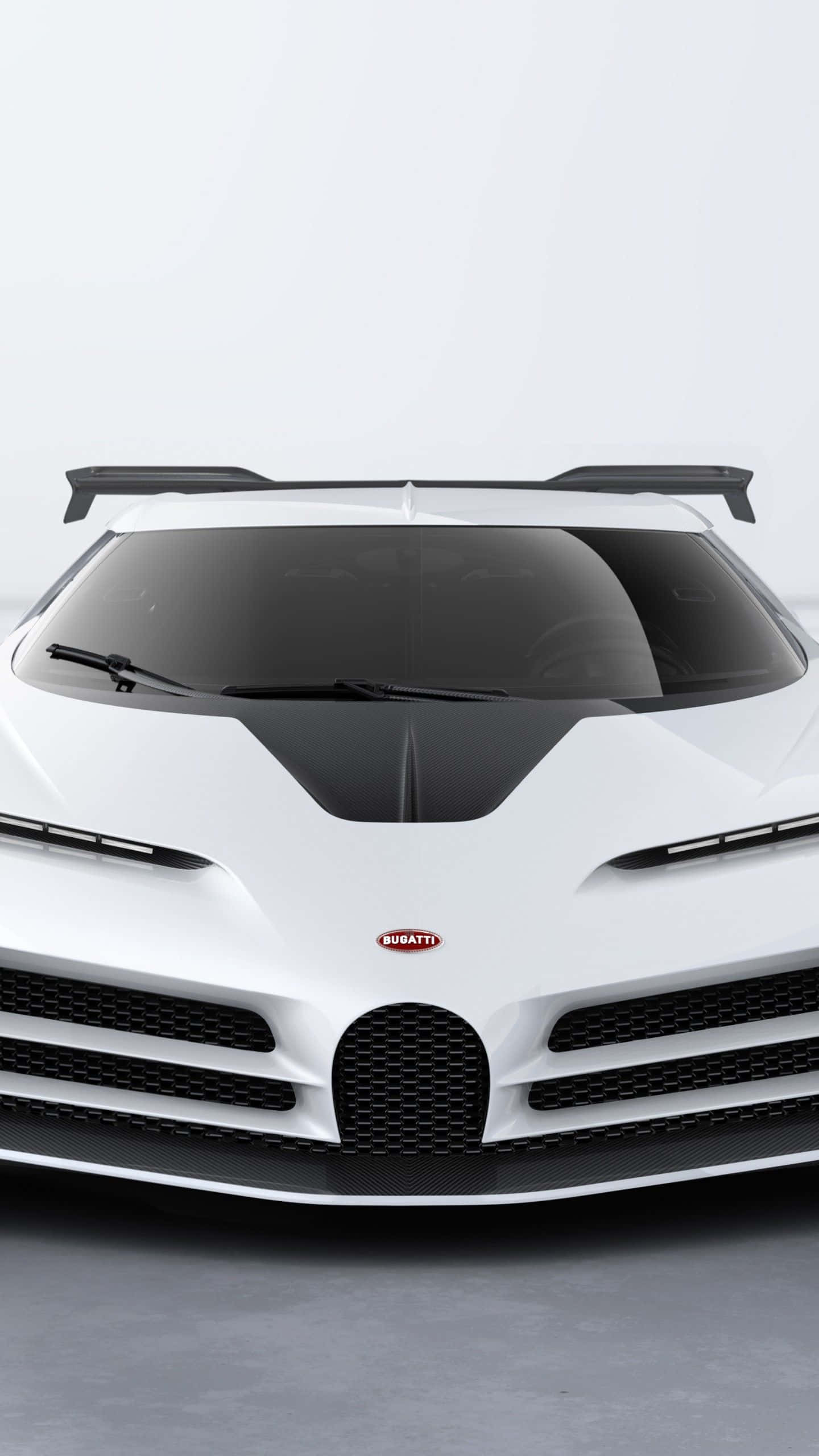 Bugatti Phone 桌布 壁紙 — 一輛純白色的Bugatti Chiron Super Sport 300+，帶有黑色飾邊和碳纖維細節，在工作室環境中展示。