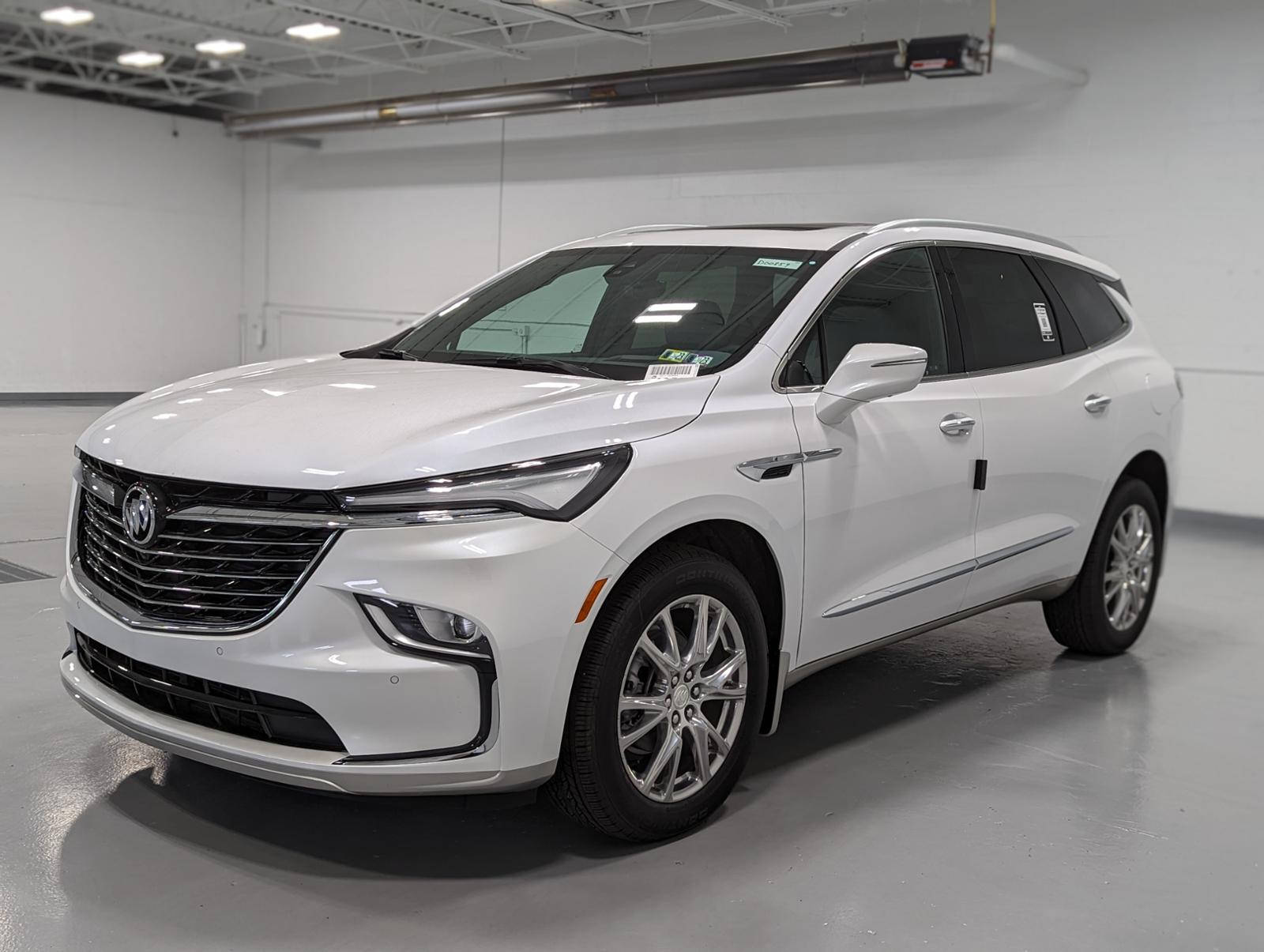 Buick 桌布 壁紙 — 一輛純白色的Buick Enclave SUV在明亮的攝影棚燈光下，在乾淨簡約的室內展示間中閃閃發光。
