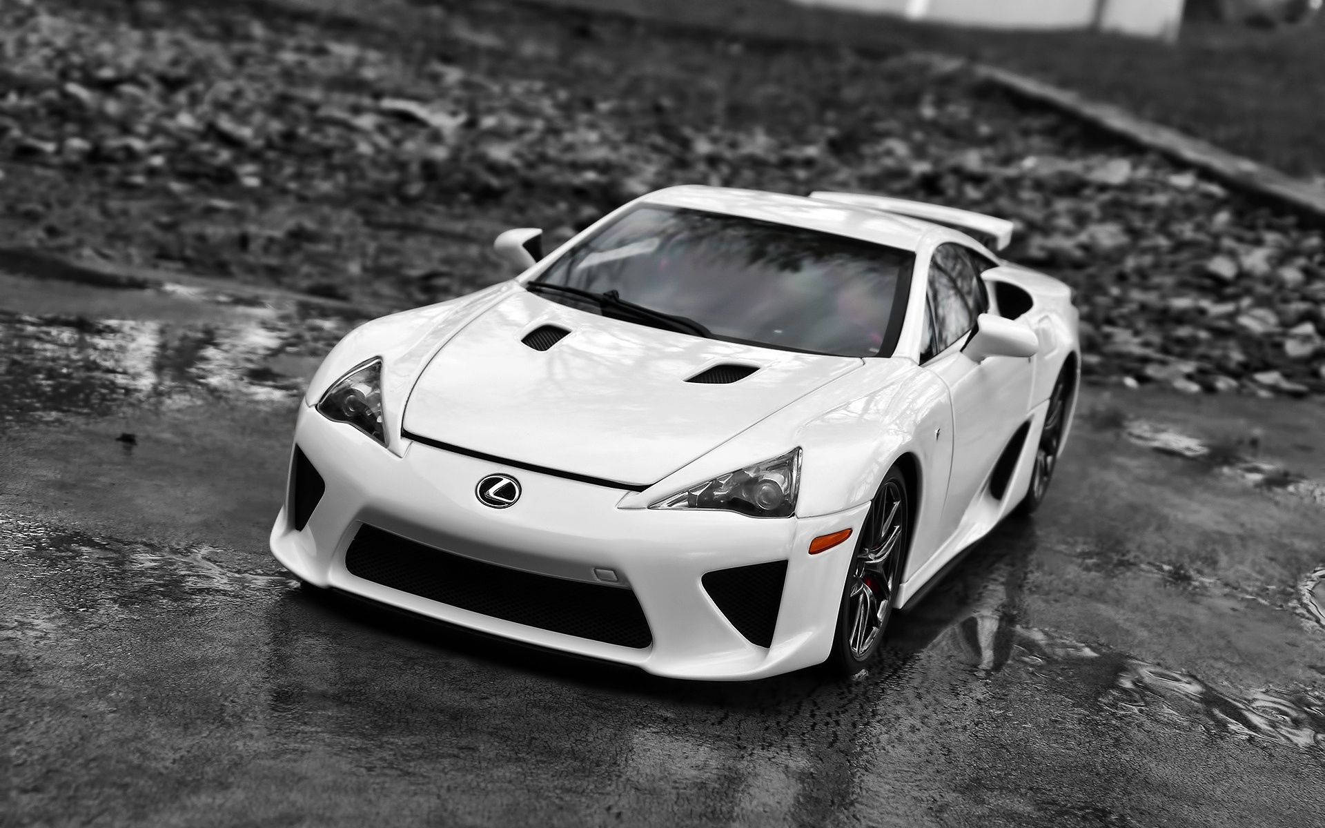 凌志 桌布 壁紙 — 一輛純白色的Lexus LFA跑車在單色天空下，在濕漉漉的瀝青路上閃閃發光。