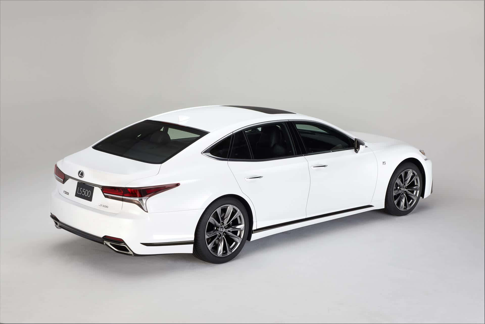 Lexus Ls 500 桌布 壁紙 — 一輛純白色的Lexus LS 500轎車在極簡風格的工作室中展示，配有柔和燈光和簡潔線條。
