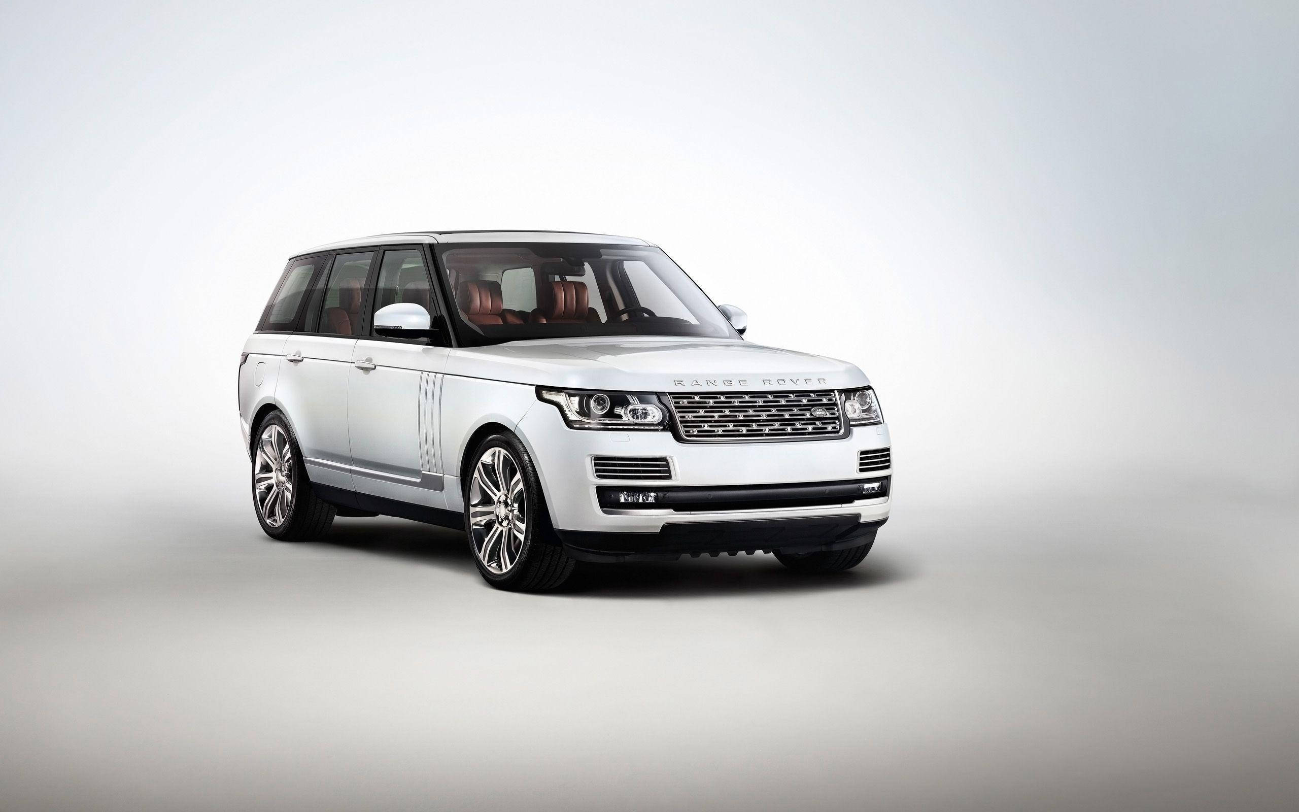 高清 桌布 壁紙 — 一輛純白色的Range Rover SUV在簡約風格的攝影棚中展示，配有柔和燈光和乾淨的灰色背景。