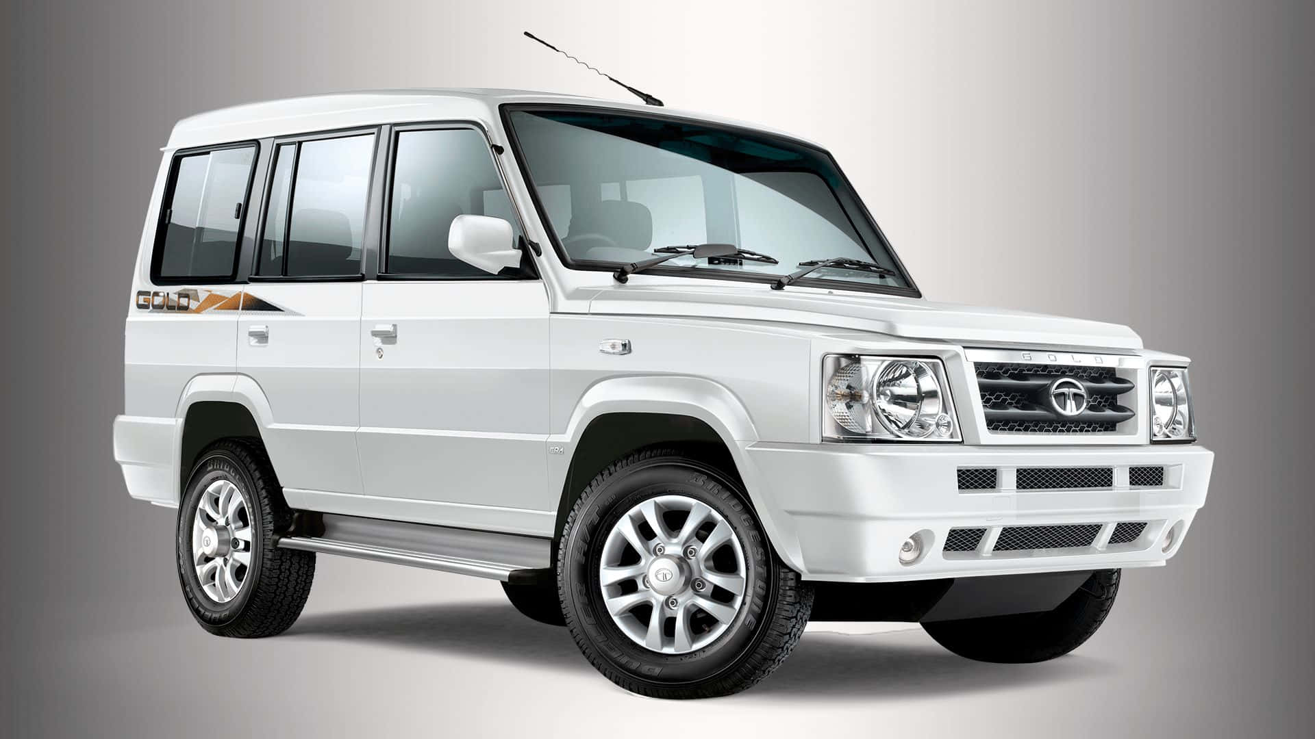 Tata Motors 桌布 壁紙 — 一輛純白色的Tata Safari SUV在乾淨的攝影棚中展示，配有柔和燈光和漸變灰色背景。